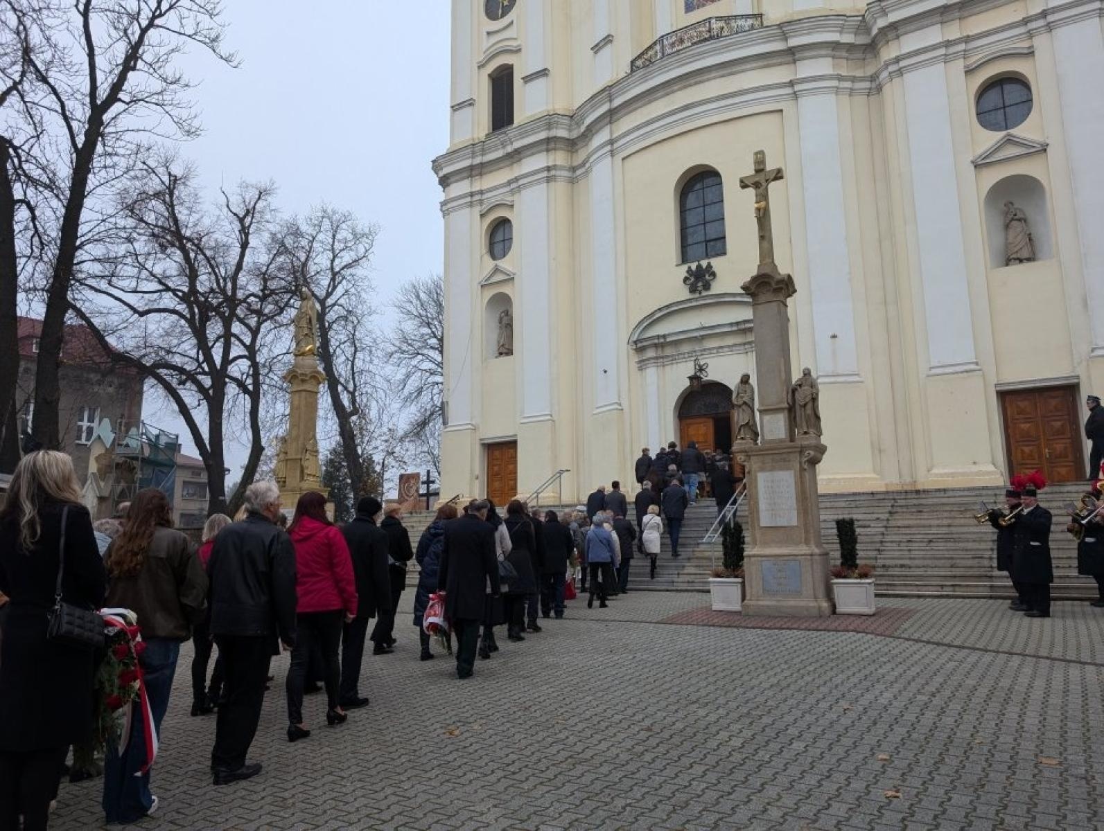 Zdjęcie w galerii na portalu naszwodzislaw.com: Pszów. Obchody Święta Niepodległości przy dźwiękach orkiestry KWK Anna [FOTO] wiadomości z regionu