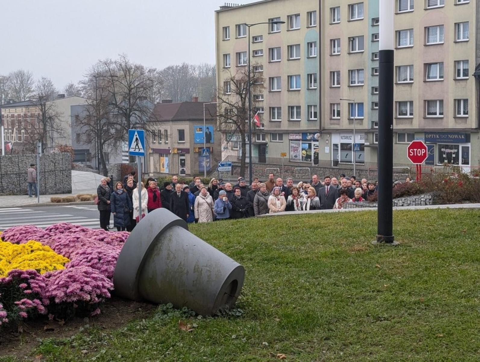 Zdjęcie w galerii na portalu naszwodzislaw.com: Pszów. Obchody Święta Niepodległości przy dźwiękach orkiestry KWK Anna [FOTO] wiadomości z regionu
