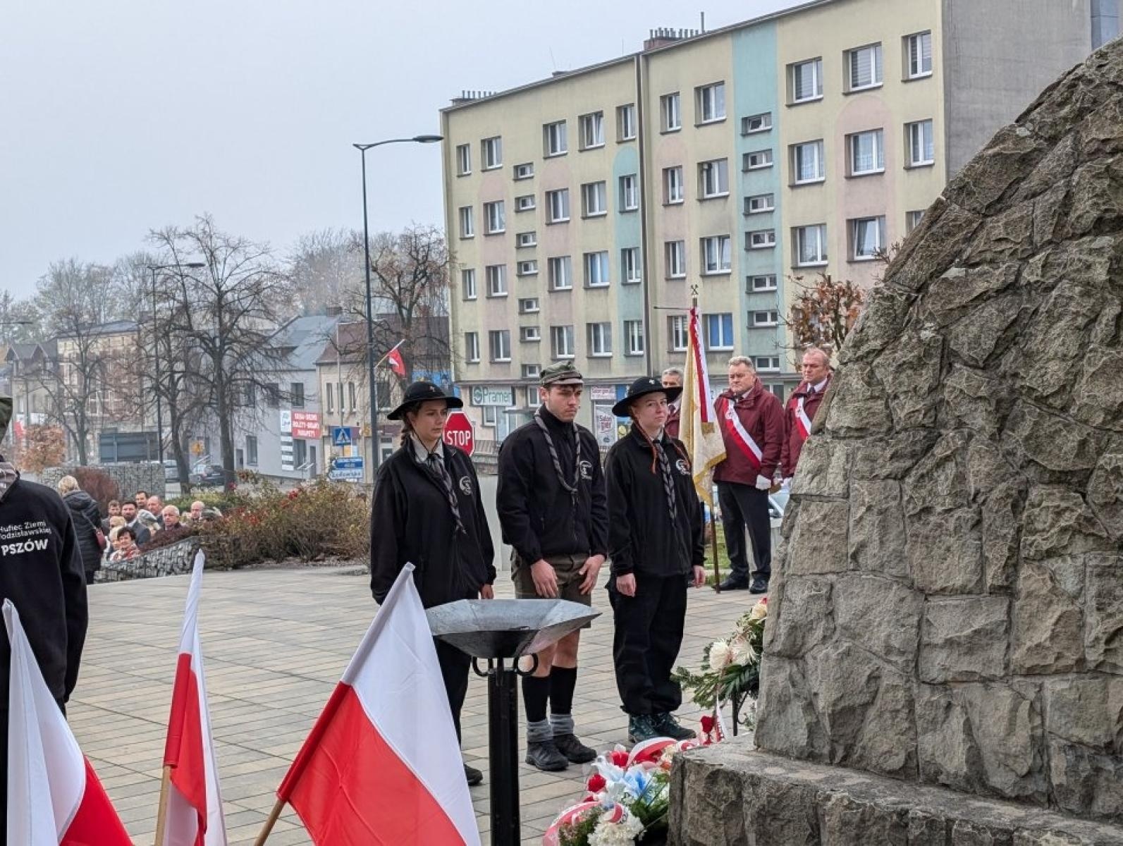 Zdjęcie w galerii na portalu naszwodzislaw.com: Pszów. Obchody Święta Niepodległości przy dźwiękach orkiestry KWK Anna [FOTO] wiadomości z regionu