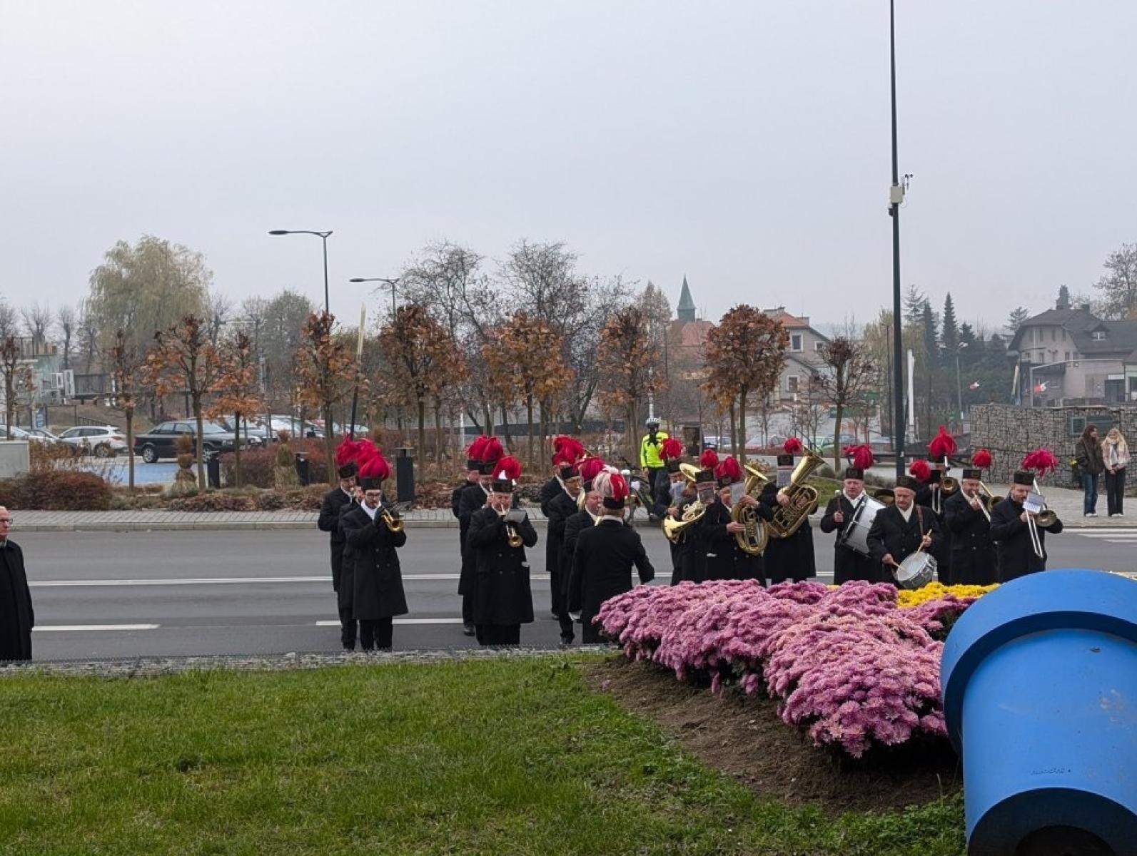 Zdjęcie w galerii na portalu naszwodzislaw.com: Pszów. Obchody Święta Niepodległości przy dźwiękach orkiestry KWK Anna [FOTO] wiadomości z regionu