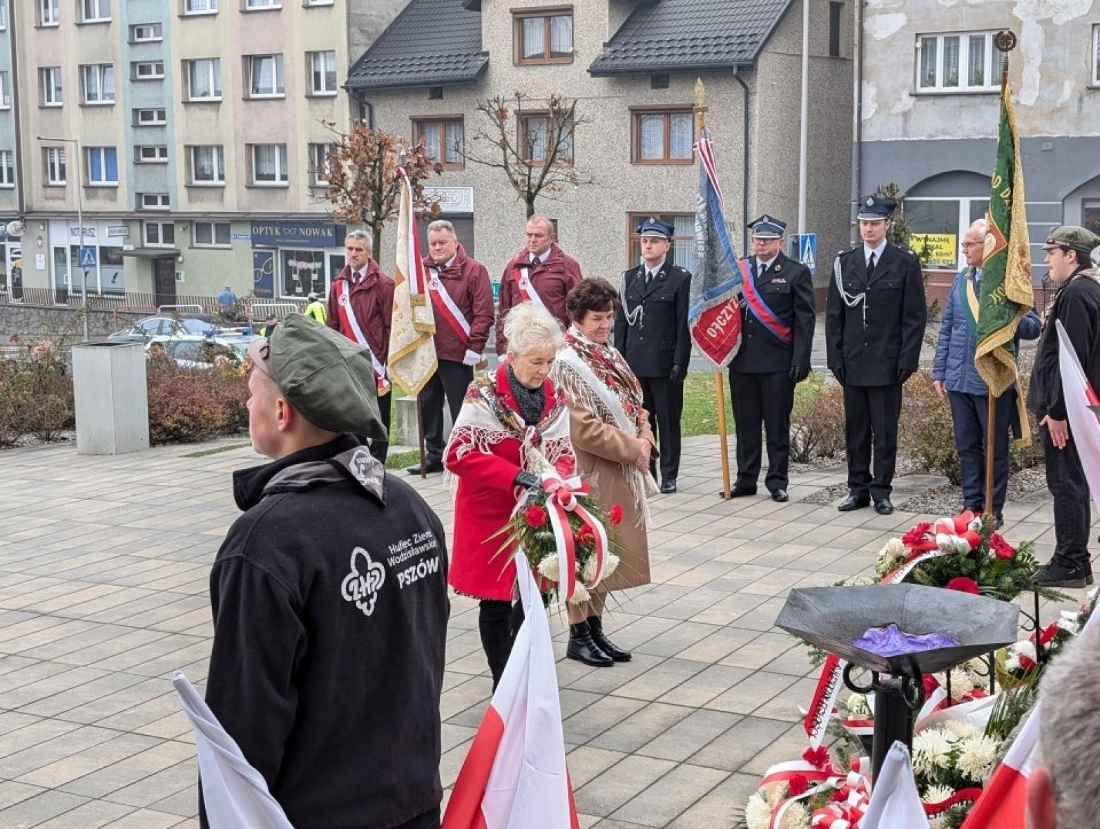 Zdjęcie w galerii na portalu naszwodzislaw.com: Pszów. Obchody Święta Niepodległości przy dźwiękach orkiestry KWK Anna [FOTO] wiadomości z regionu
