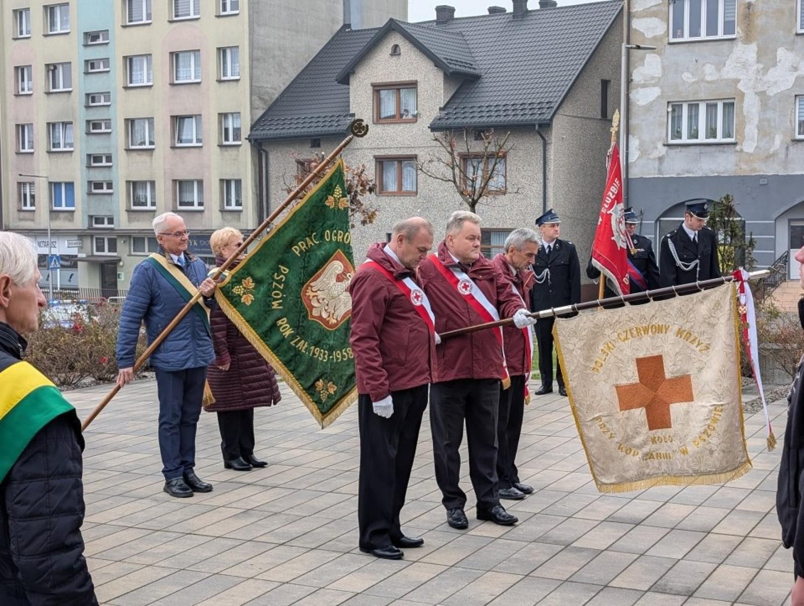 Zdjęcie w galerii na portalu naszwodzislaw.com: Pszów. Obchody Święta Niepodległości przy dźwiękach orkiestry KWK Anna [FOTO] wiadomości z regionu