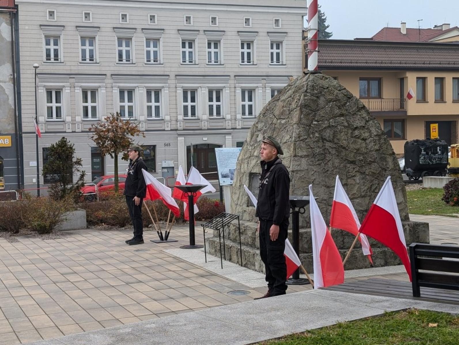 Zdjęcie w galerii na portalu naszwodzislaw.com: Pszów. Obchody Święta Niepodległości przy dźwiękach orkiestry KWK Anna [FOTO] wiadomości z regionu