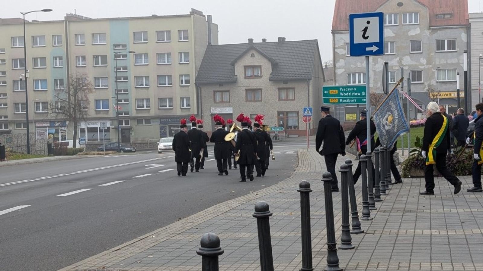 Zdjęcie w galerii na portalu naszwodzislaw.com: Pszów. Obchody Święta Niepodległości przy dźwiękach orkiestry KWK Anna [FOTO] wiadomości z regionu