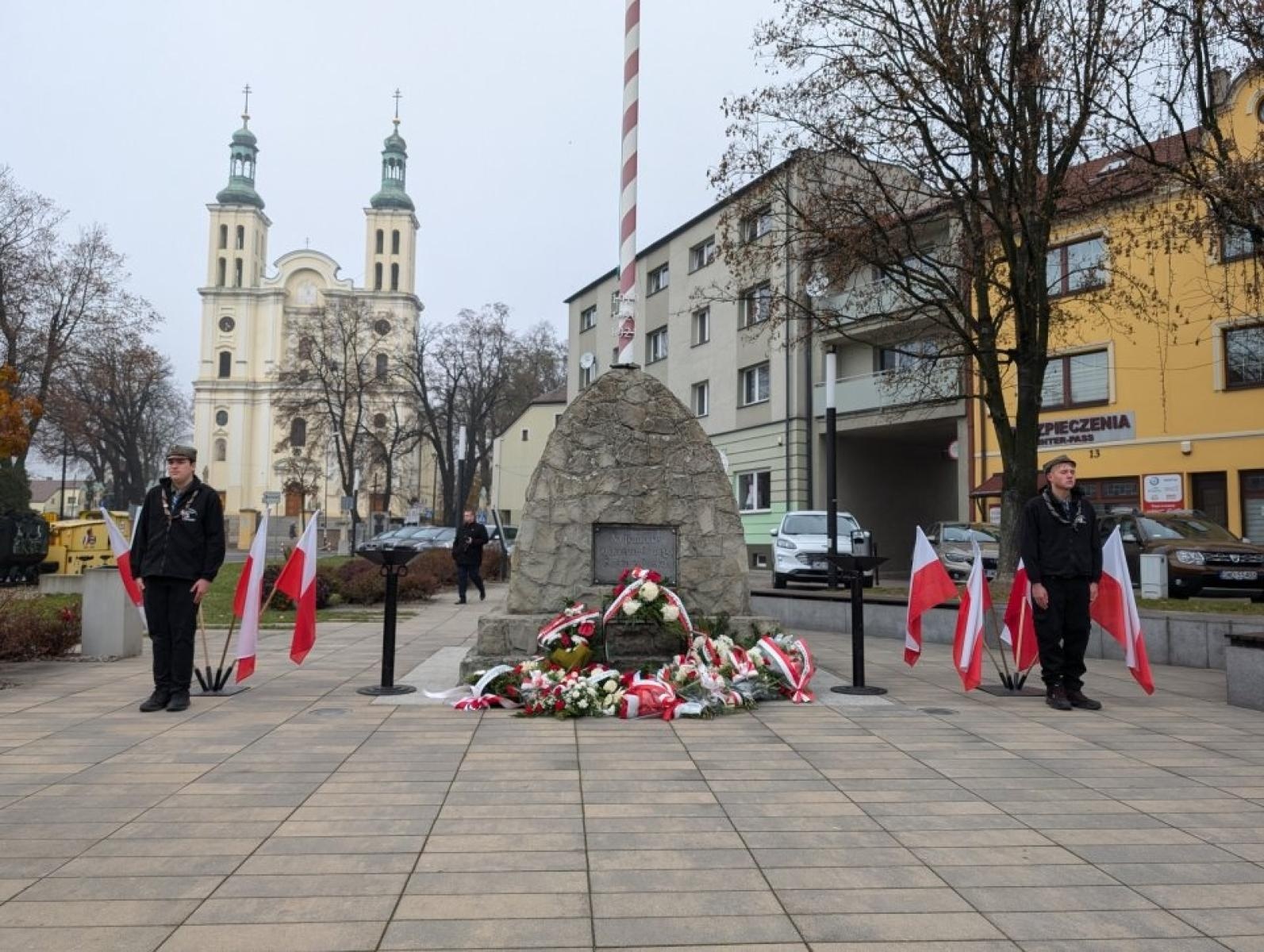 Zdjęcie w galerii na portalu naszwodzislaw.com: Pszów. Obchody Święta Niepodległości przy dźwiękach orkiestry KWK Anna [FOTO] wiadomości z regionu