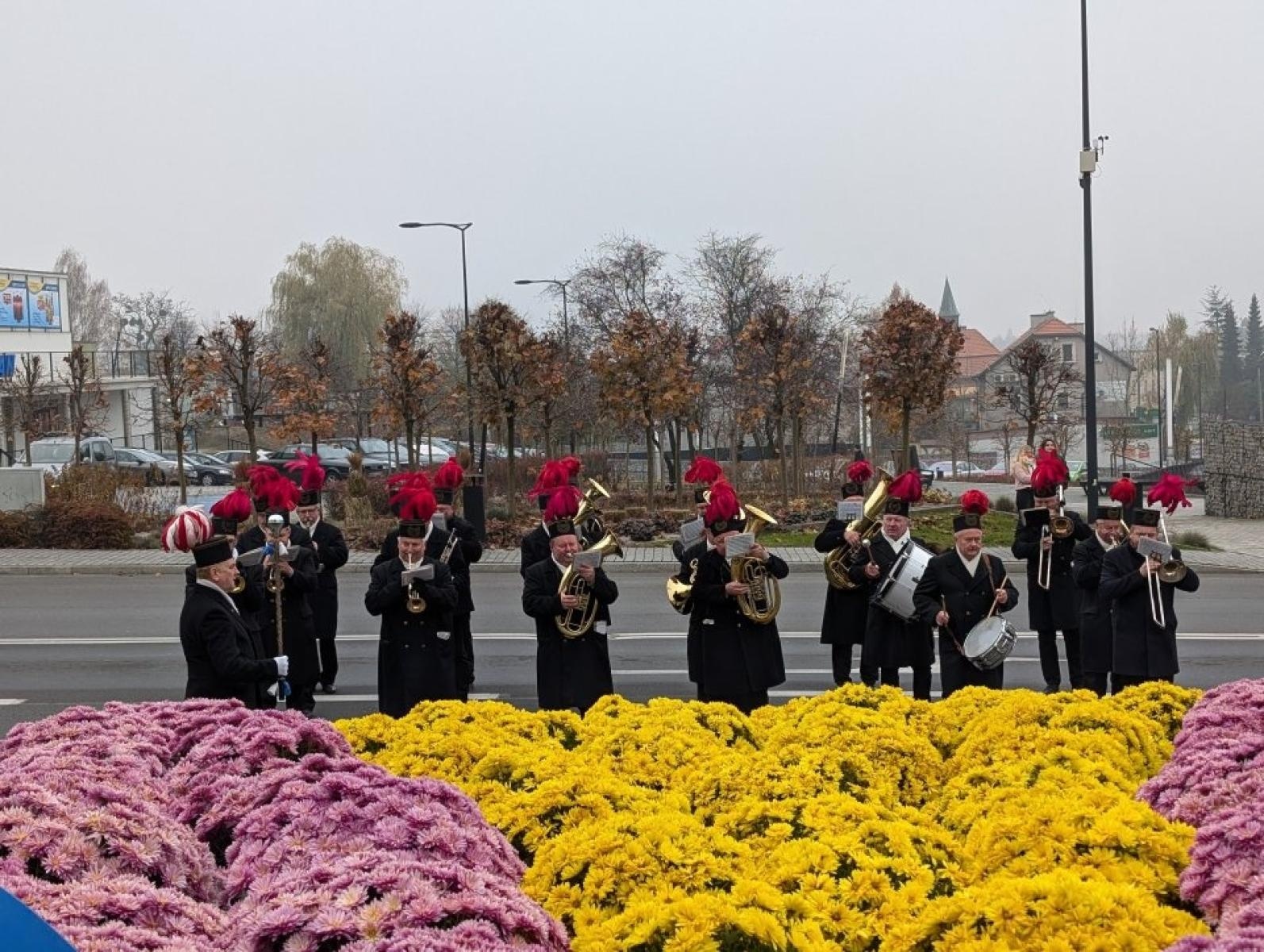 Zdjęcie w galerii na portalu naszwodzislaw.com: Pszów. Obchody Święta Niepodległości przy dźwiękach orkiestry KWK Anna [FOTO] wiadomości z regionu