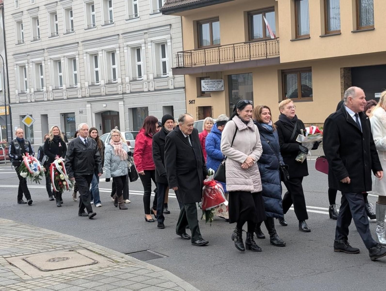 Zdjęcie w galerii na portalu naszwodzislaw.com: Pszów. Obchody Święta Niepodległości przy dźwiękach orkiestry KWK Anna [FOTO] wiadomości z regionu