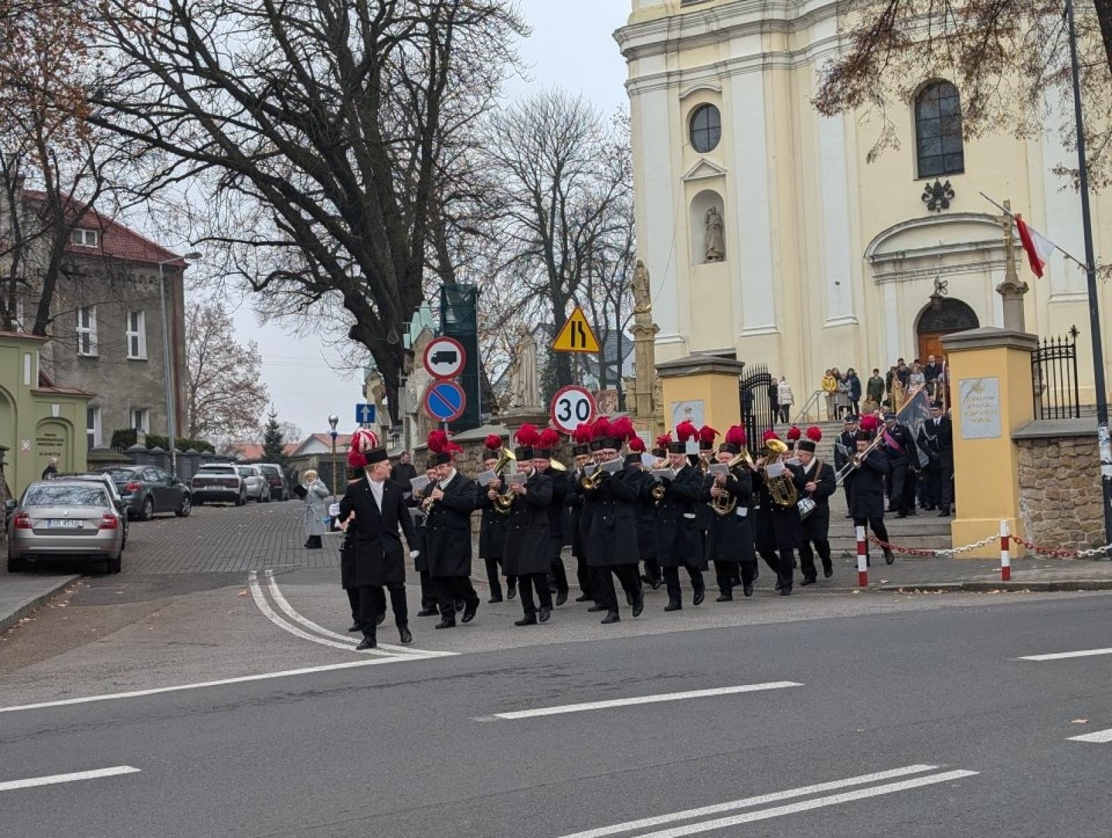 Zdjęcie w galerii na portalu naszwodzislaw.com: Pszów. Obchody Święta Niepodległości przy dźwiękach orkiestry KWK Anna [FOTO] wiadomości z regionu