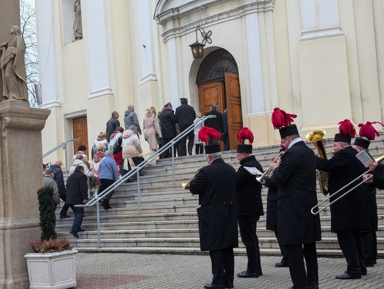 Zdjęcie w galerii na portalu naszwodzislaw.com: Pszów. Obchody Święta Niepodległości przy dźwiękach orkiestry KWK Anna [FOTO] wiadomości z regionu