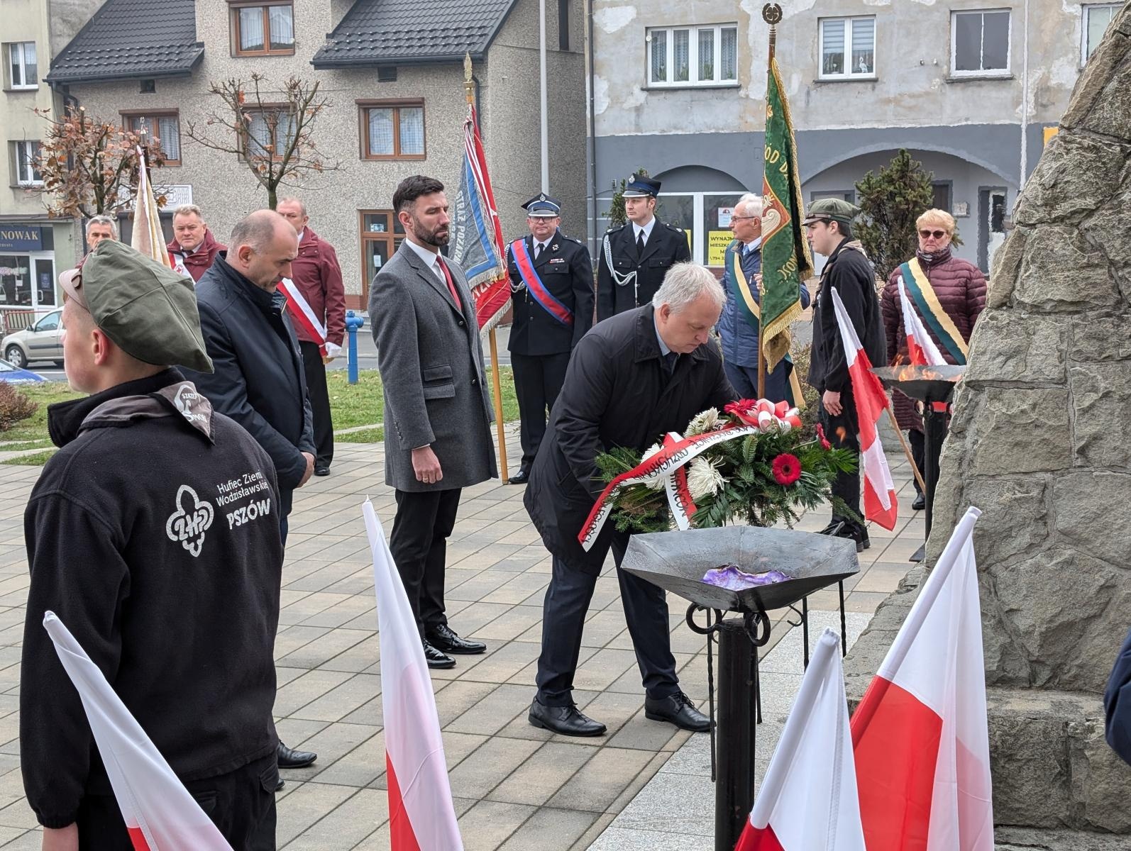 Zdjęcie w galerii na portalu naszwodzislaw.com: Pszów. Obchody Święta Niepodległości przy dźwiękach orkiestry KWK Anna [FOTO] wiadomości z regionu