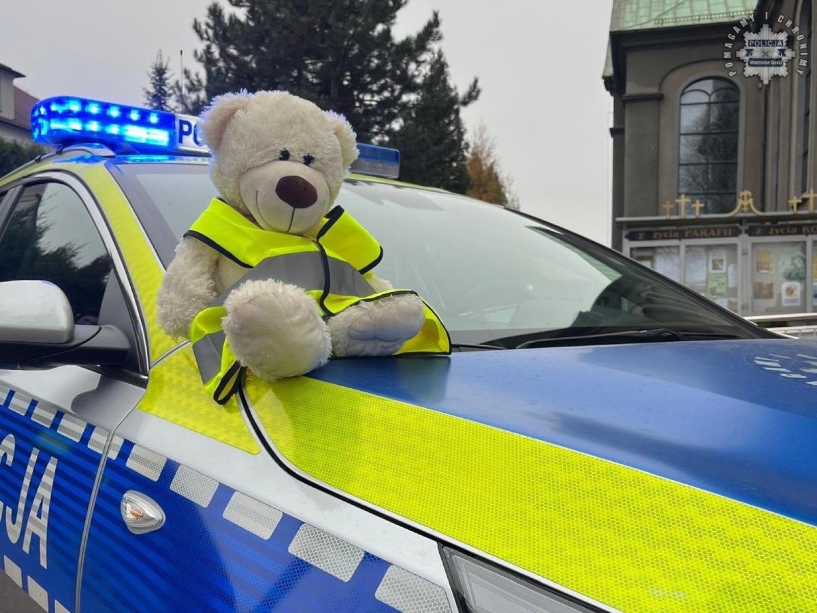 Zdjęcie w galerii na portalu naszwodzislaw.com: Policjanci zachęcali w Radlinie do korzystania z odblasków wiadomości z regionu