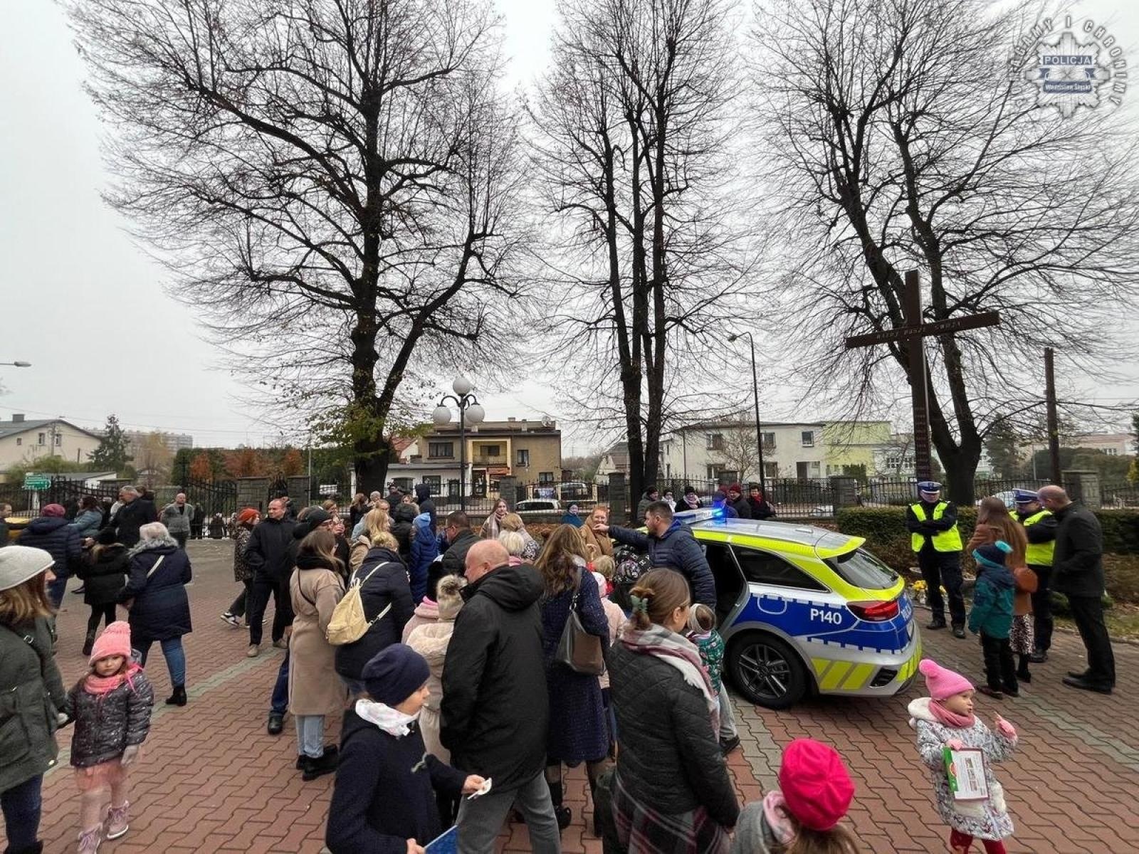 Zdjęcie w galerii na portalu naszwodzislaw.com: Policjanci zachęcali w Radlinie do korzystania z odblasków wiadomości z regionu