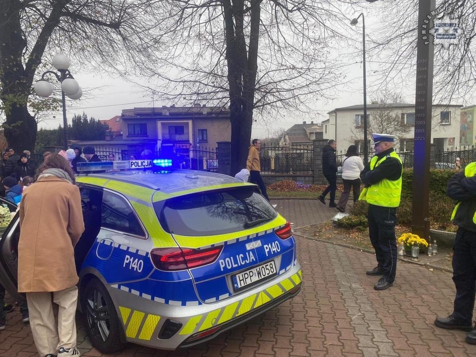 Zdjęcie w galerii na portalu naszwodzislaw.com: Policjanci zachęcali w Radlinie do korzystania z odblasków wiadomości z regionu