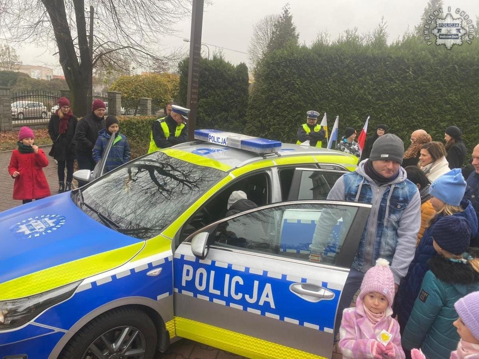 Zdjęcie w galerii na portalu naszwodzislaw.com: Policjanci zachęcali w Radlinie do korzystania z odblasków wiadomości z regionu