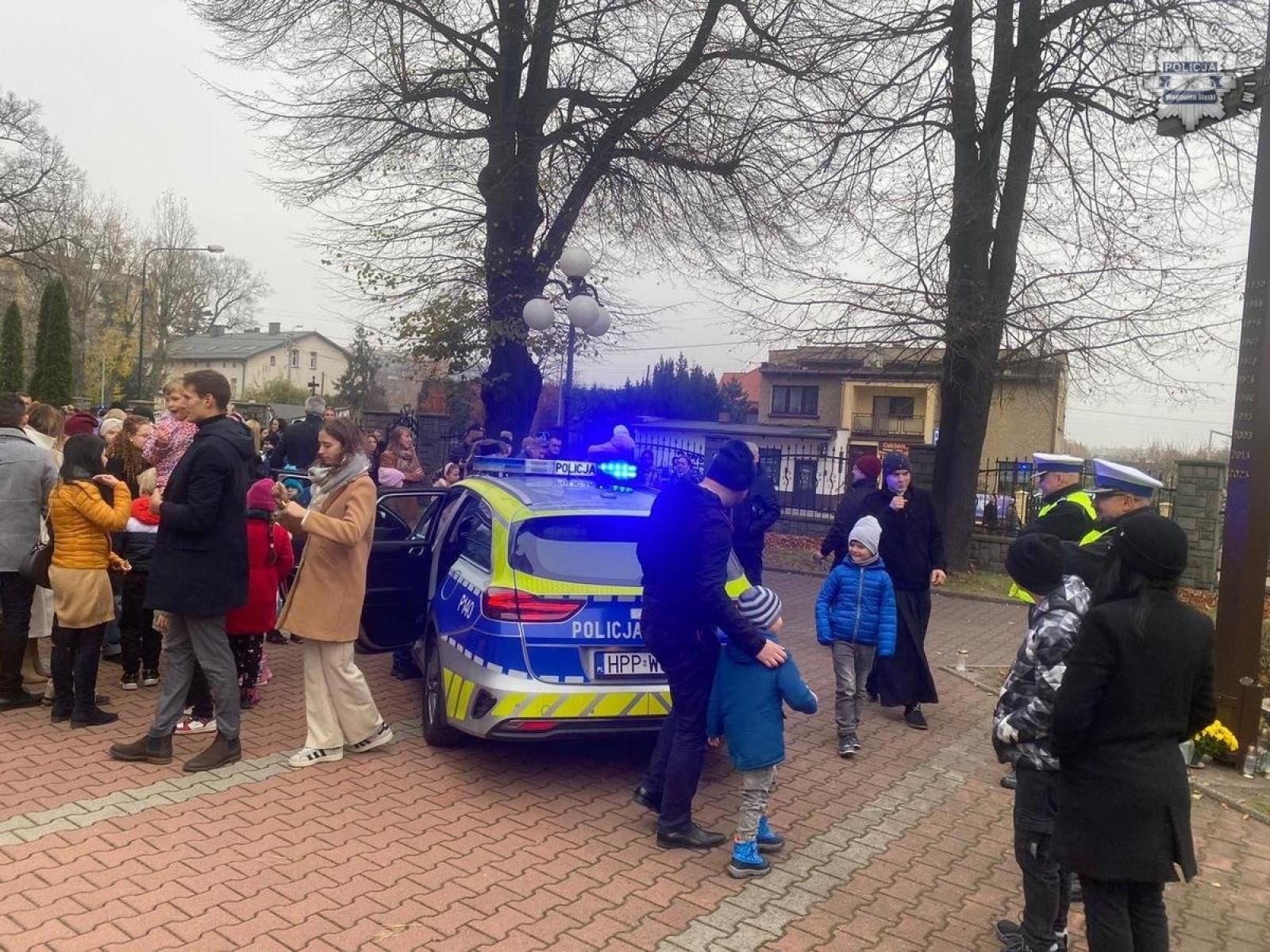 Zdjęcie w galerii na portalu naszwodzislaw.com: Policjanci zachęcali w Radlinie do korzystania z odblasków wiadomości z regionu