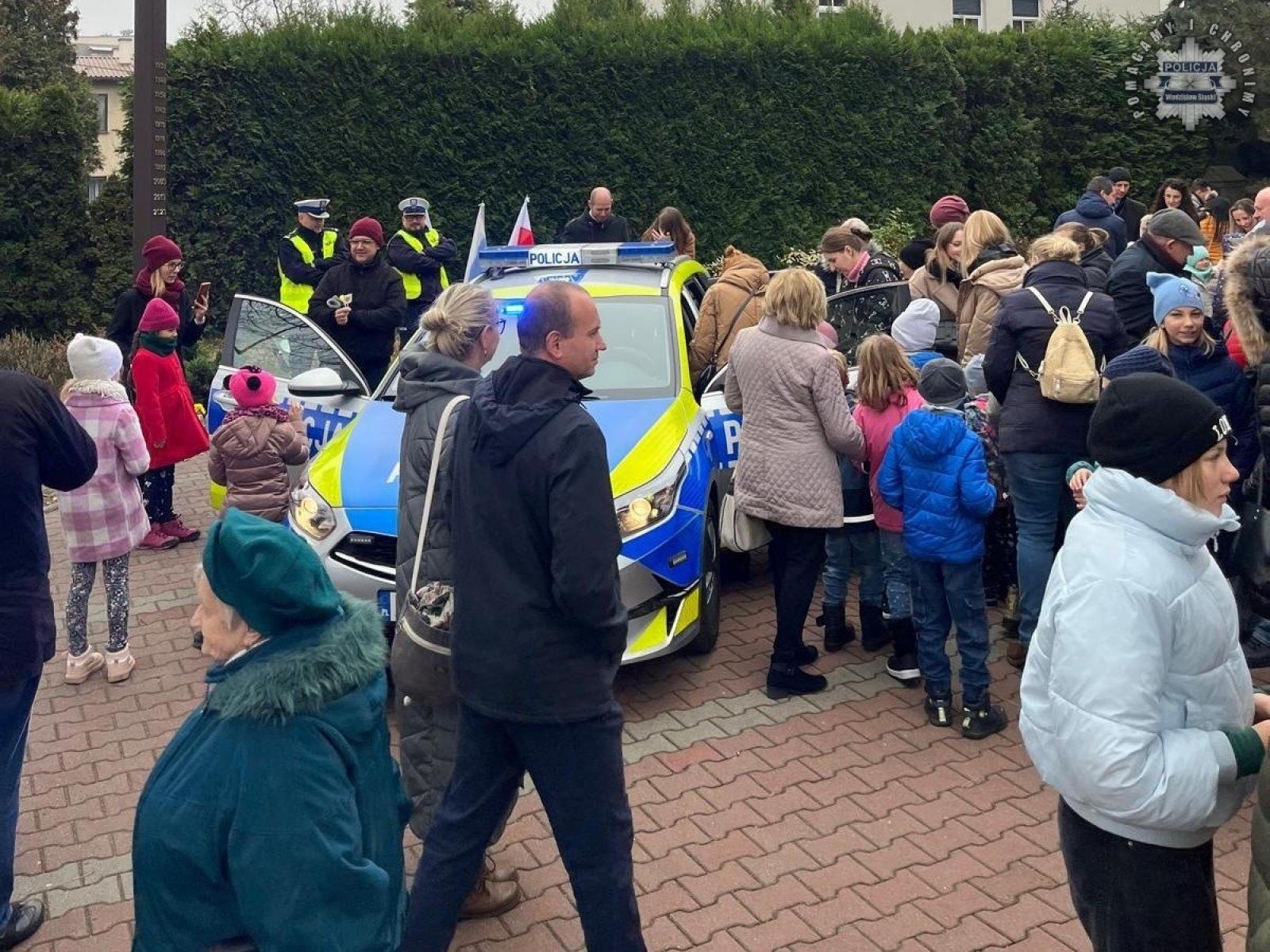 Zdjęcie w galerii na portalu naszwodzislaw.com: Policjanci zachęcali w Radlinie do korzystania z odblasków wiadomości z regionu