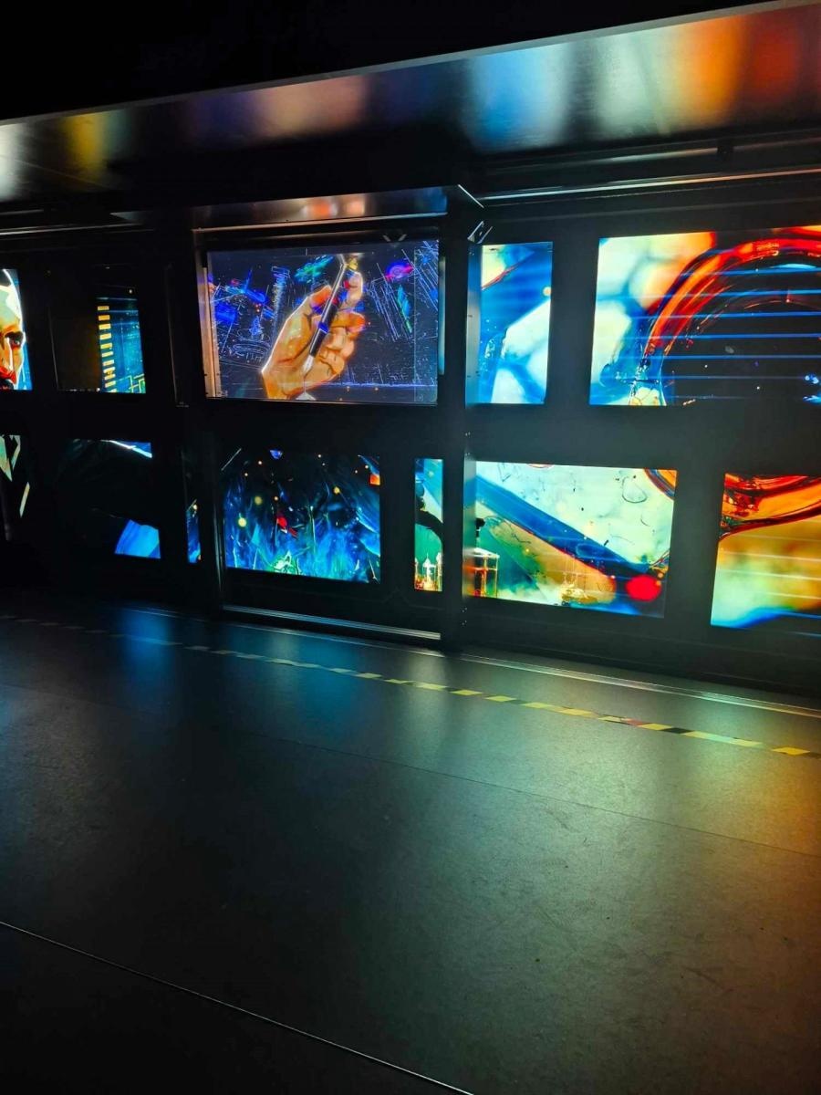 Zdjęcie w galerii na portalu naszwodzislaw.com: Ciężarówka z multimedialną wystawą zaparkowała na wodzisławskim rynku wiadomości z regionu