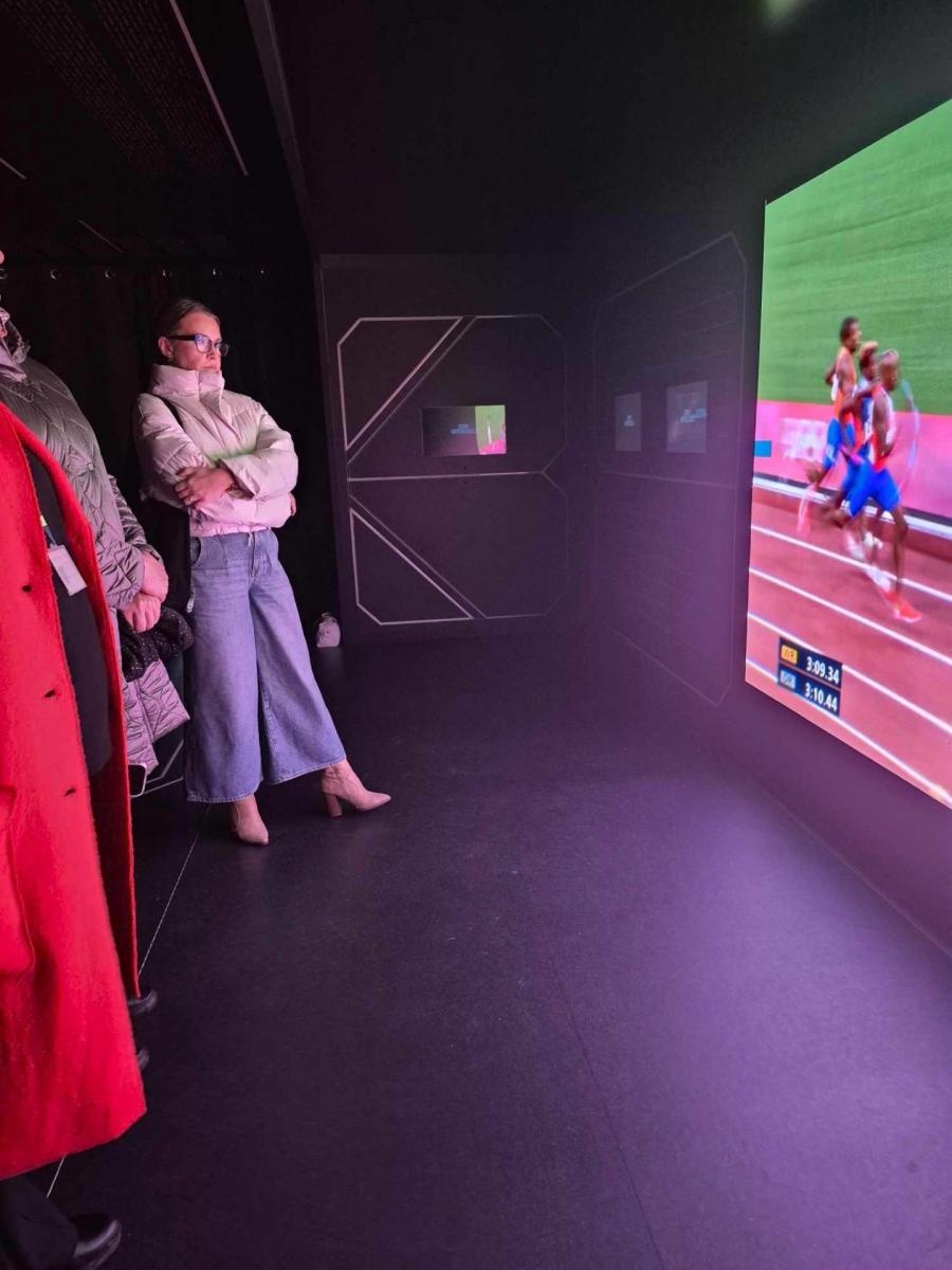 Zdjęcie w galerii na portalu naszwodzislaw.com: Ciężarówka z multimedialną wystawą zaparkowała na wodzisławskim rynku wiadomości z regionu