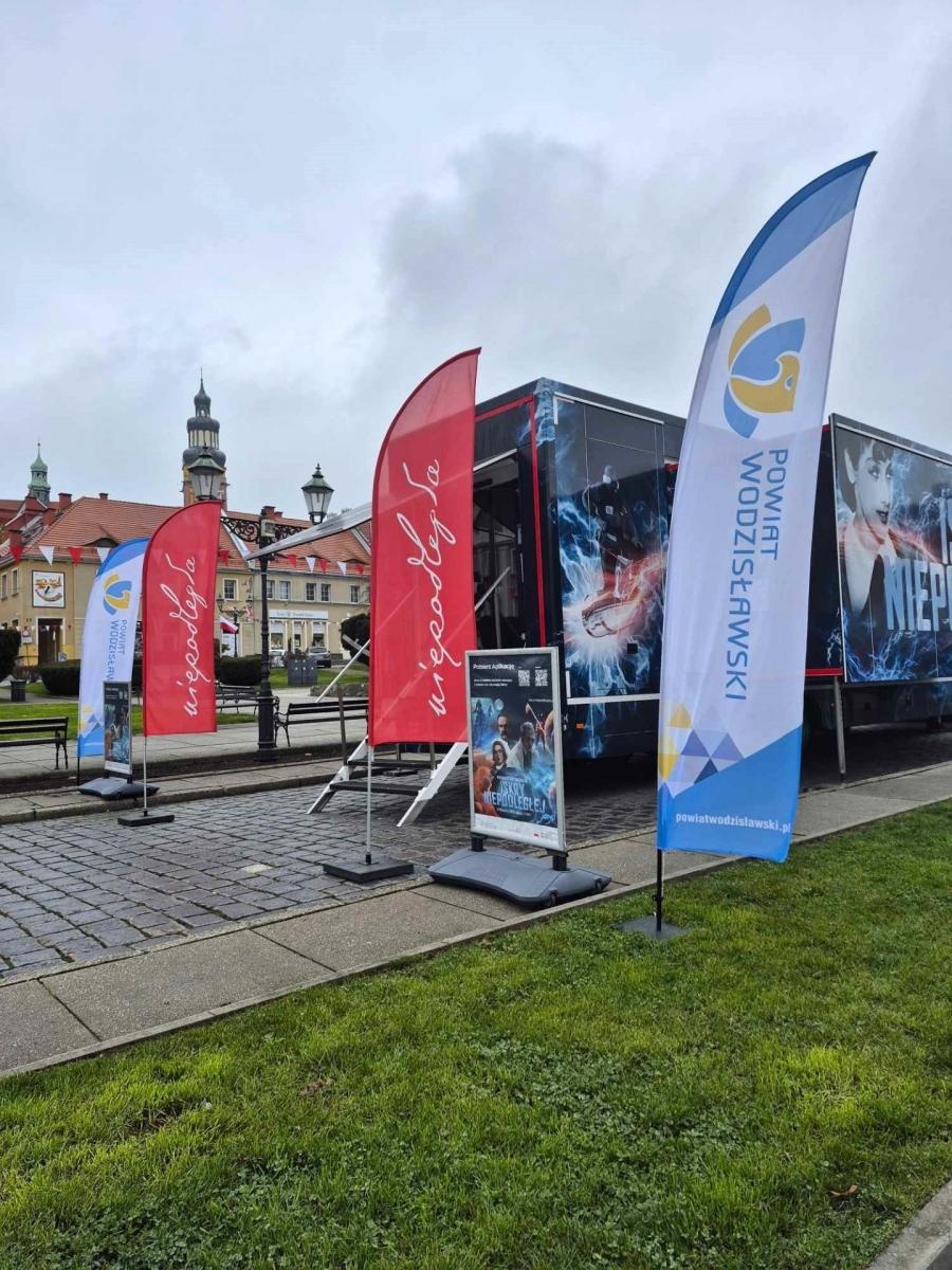 Zdjęcie w galerii na portalu naszwodzislaw.com: Ciężarówka z multimedialną wystawą zaparkowała na wodzisławskim rynku wiadomości z regionu