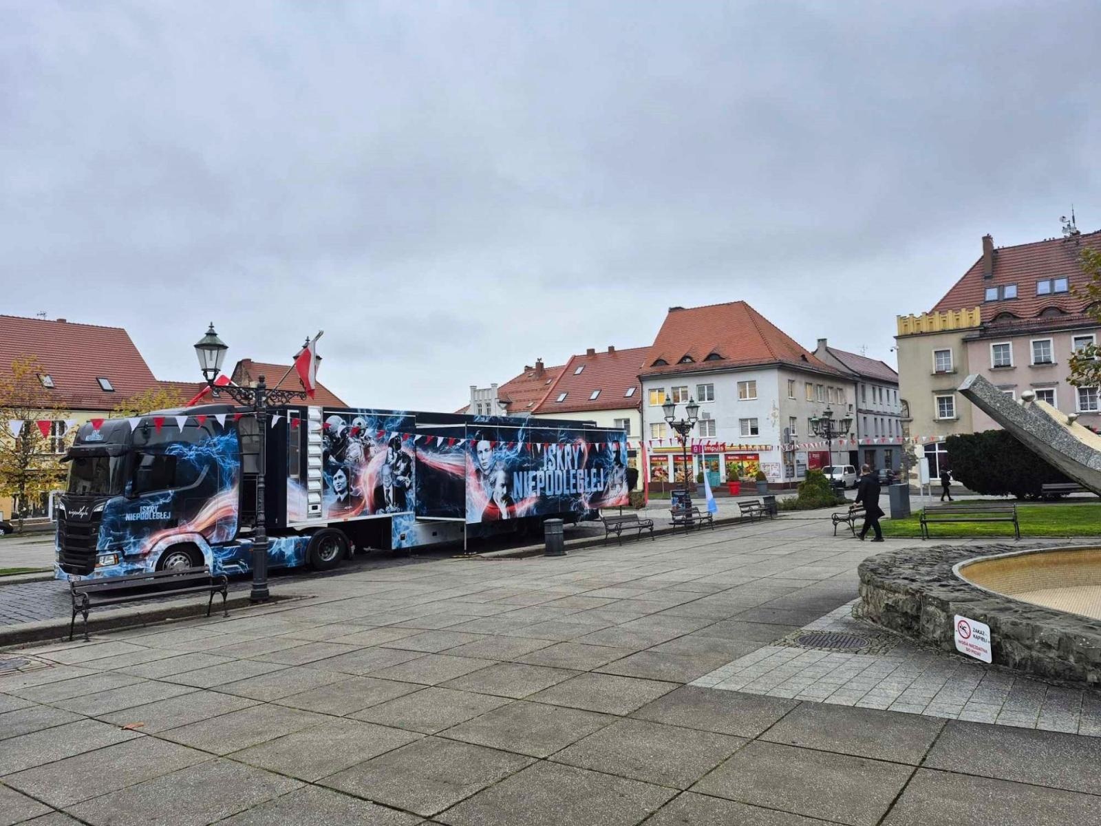 Zdjęcie w galerii na portalu naszwodzislaw.com: Ciężarówka z multimedialną wystawą zaparkowała na wodzisławskim rynku wiadomości z regionu