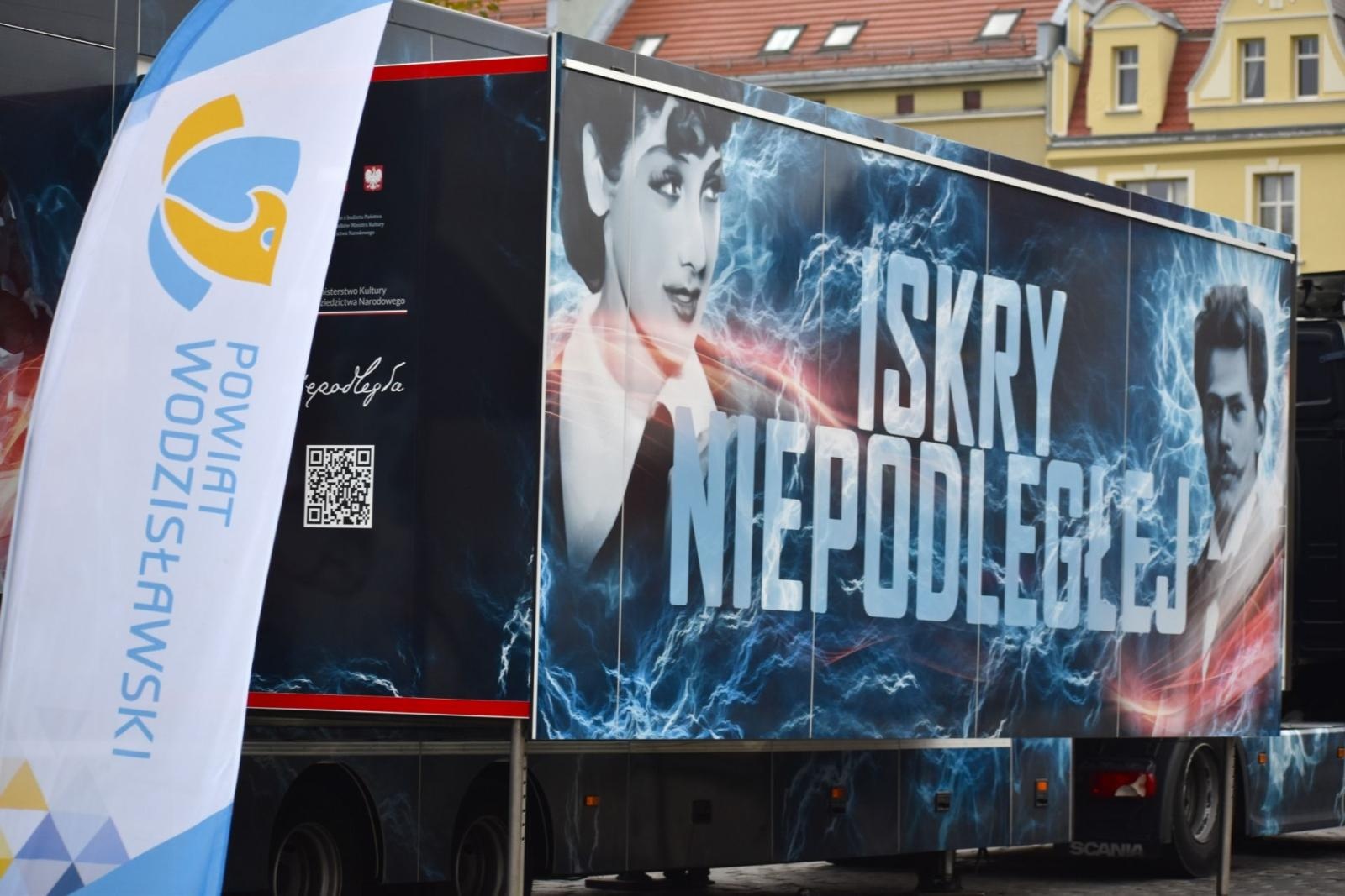 Zdjęcie w galerii na portalu naszwodzislaw.com: Ciężarówka z multimedialną wystawą zaparkowała na wodzisławskim rynku wiadomości z regionu