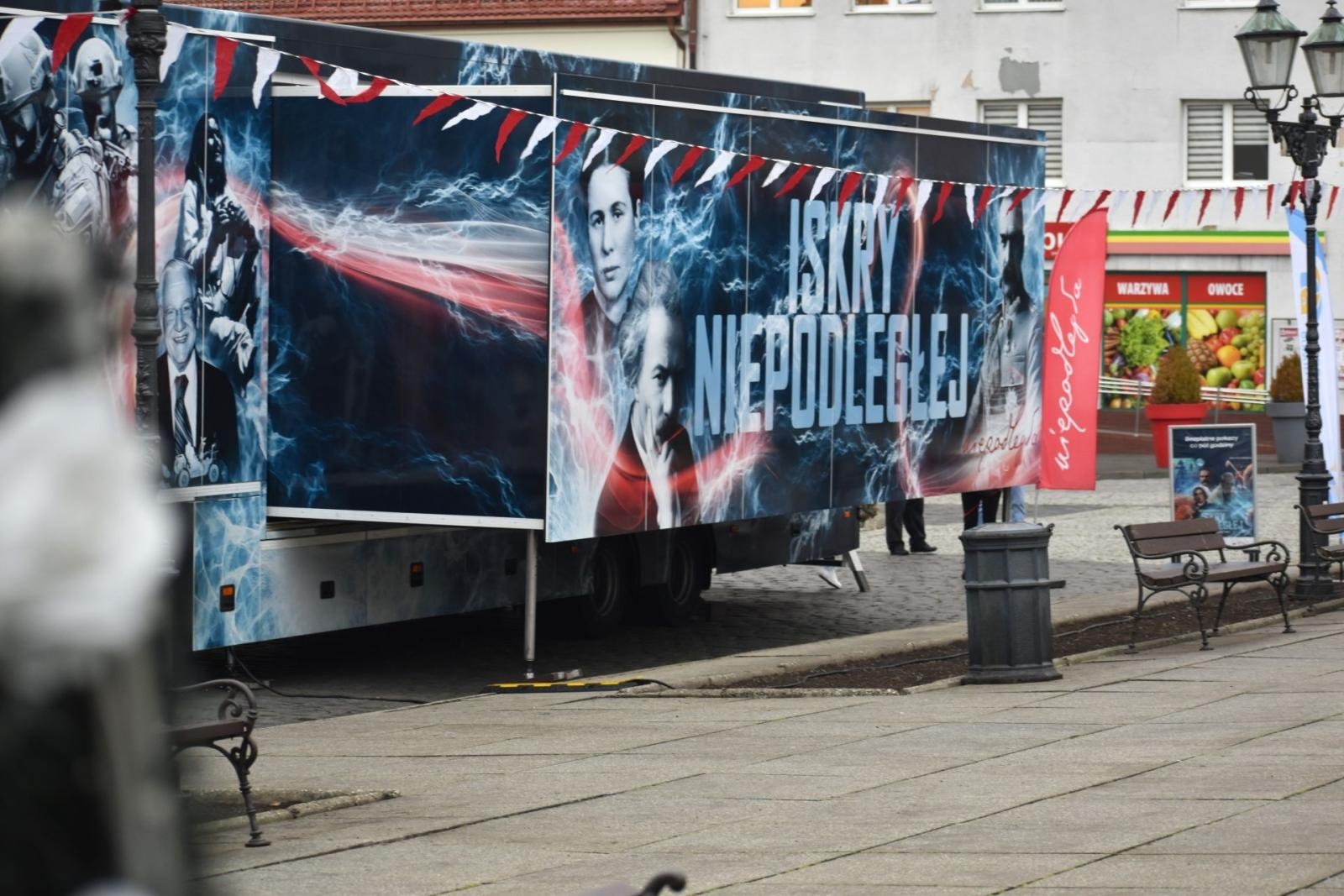 Zdjęcie w galerii na portalu naszwodzislaw.com: Ciężarówka z multimedialną wystawą zaparkowała na wodzisławskim rynku wiadomości z regionu