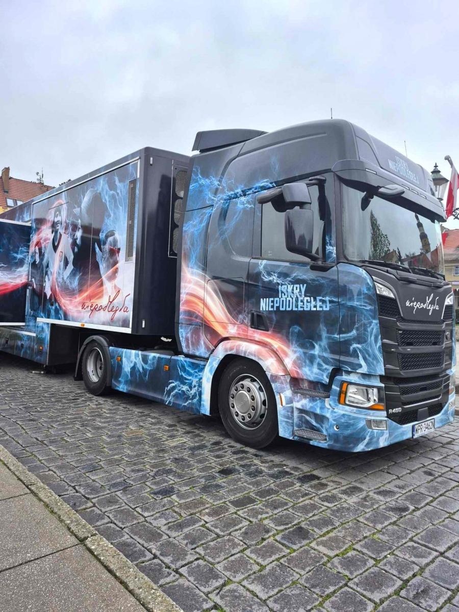 Zdjęcie w galerii na portalu naszwodzislaw.com: Ciężarówka z multimedialną wystawą zaparkowała na wodzisławskim rynku wiadomości z regionu