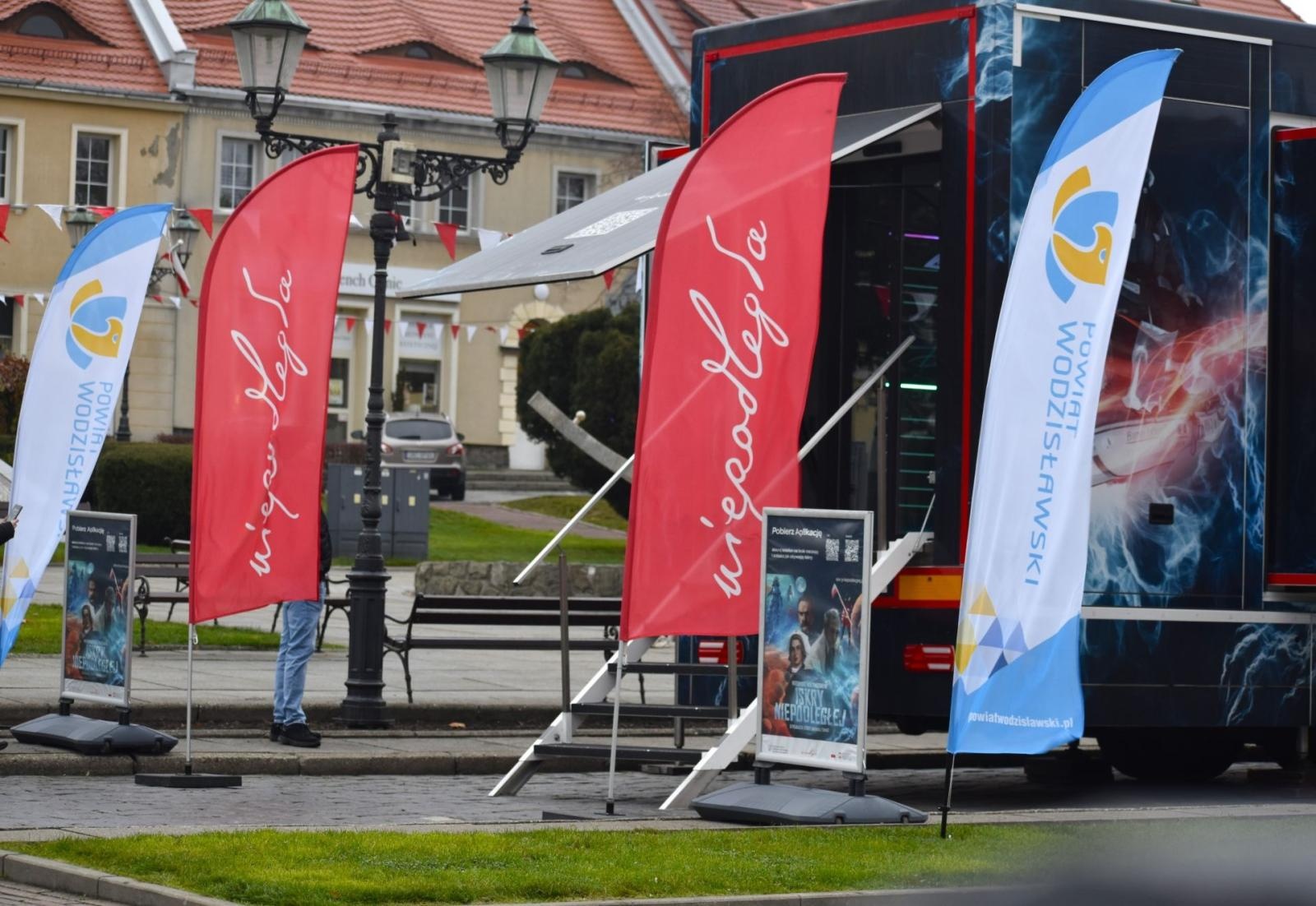 Zdjęcie w galerii na portalu naszwodzislaw.com: Ciężarówka z multimedialną wystawą zaparkowała na wodzisławskim rynku wiadomości z regionu