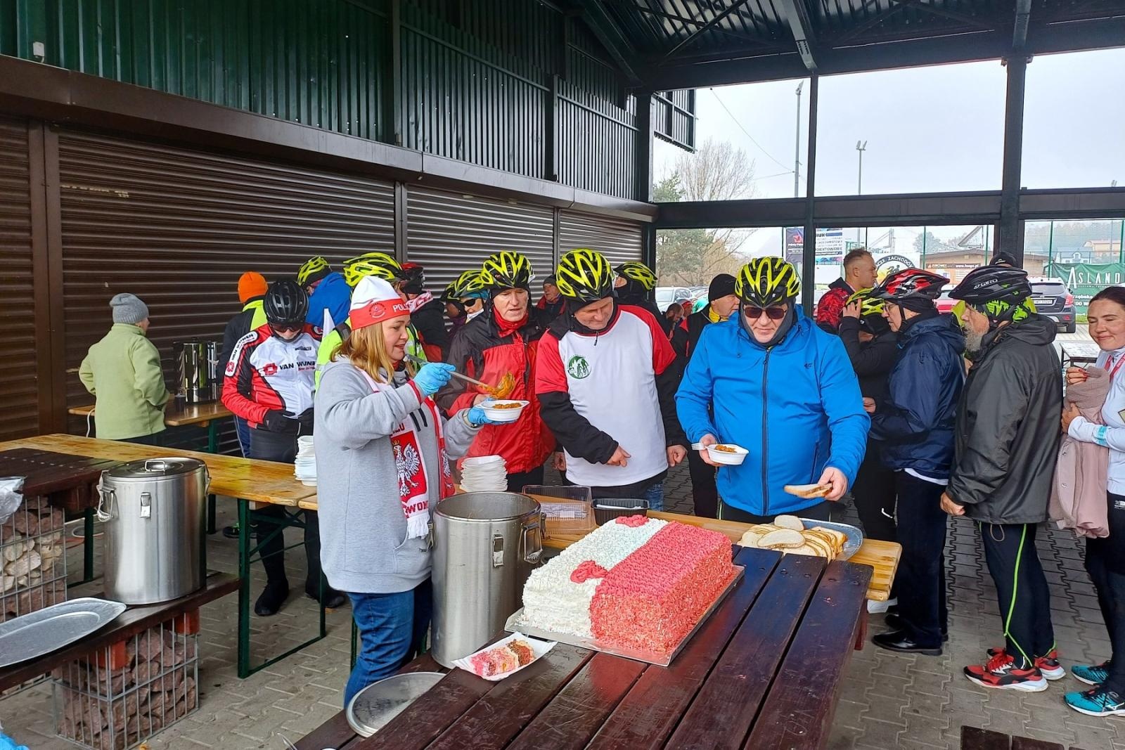 Zdjęcie w galerii na portalu naszwodzislaw.com: Niepodległościowa Piątka w biało-czerwonych barwach w Krostoszowicach [FOTO] wiadomości z regionu