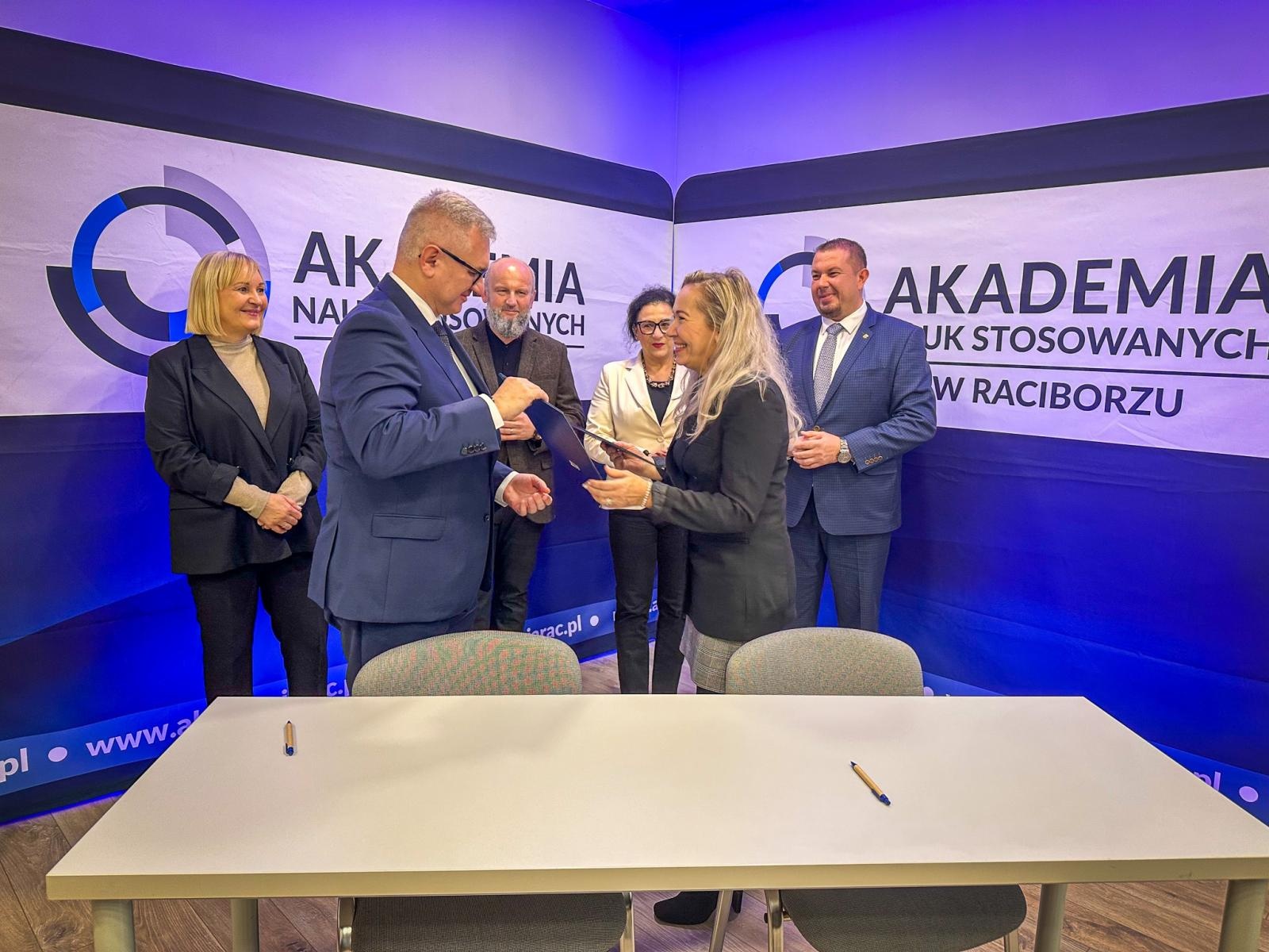 Zdjęcie w galerii na portalu naszwodzislaw.com: Zawiązano współpracę Akademii Nauk Stosowanych z Zamkiem Piastowskim wiadomości z regionu