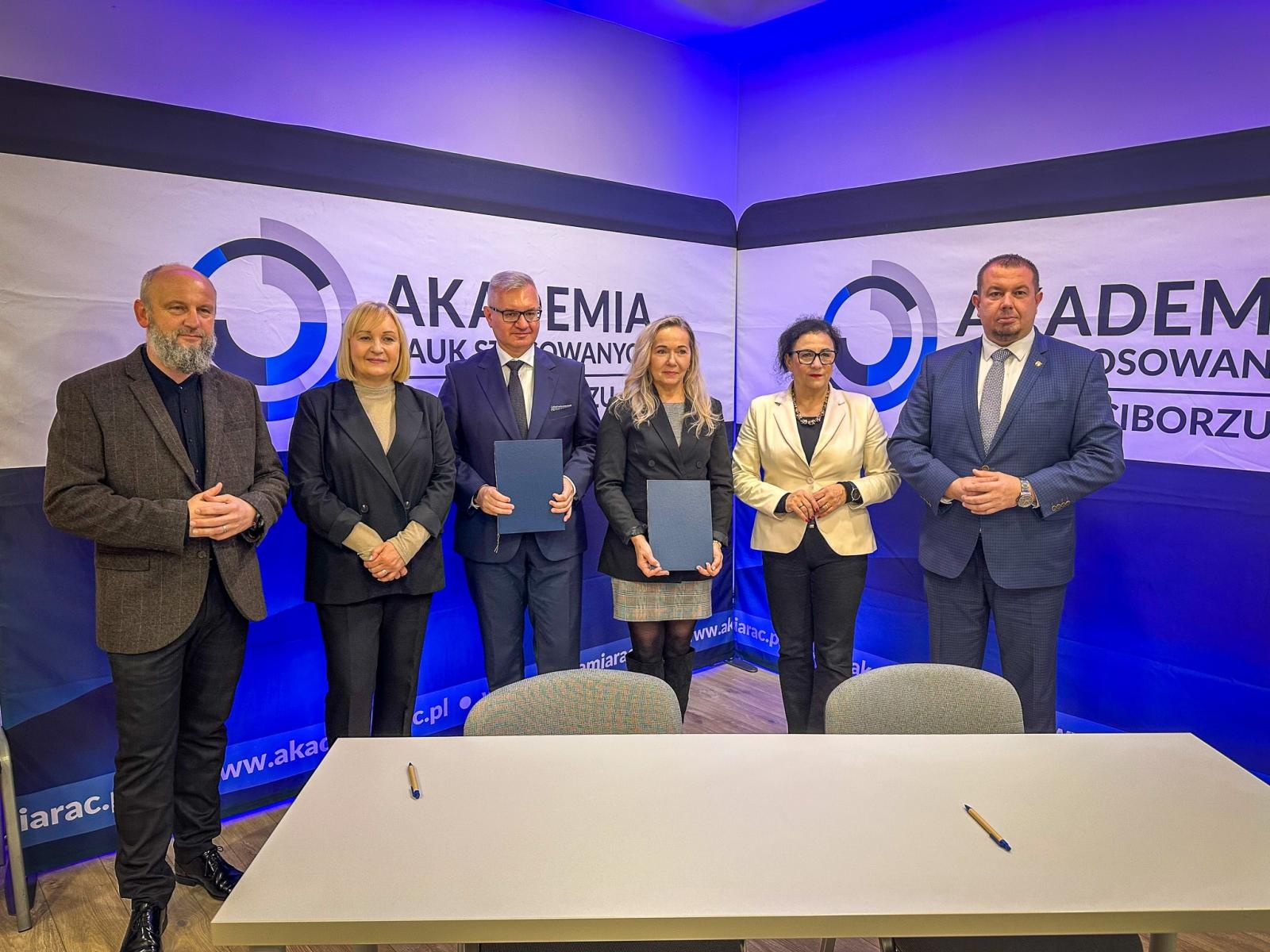 Zdjęcie w galerii na portalu naszwodzislaw.com: Zawiązano współpracę Akademii Nauk Stosowanych z Zamkiem Piastowskim wiadomości z regionu