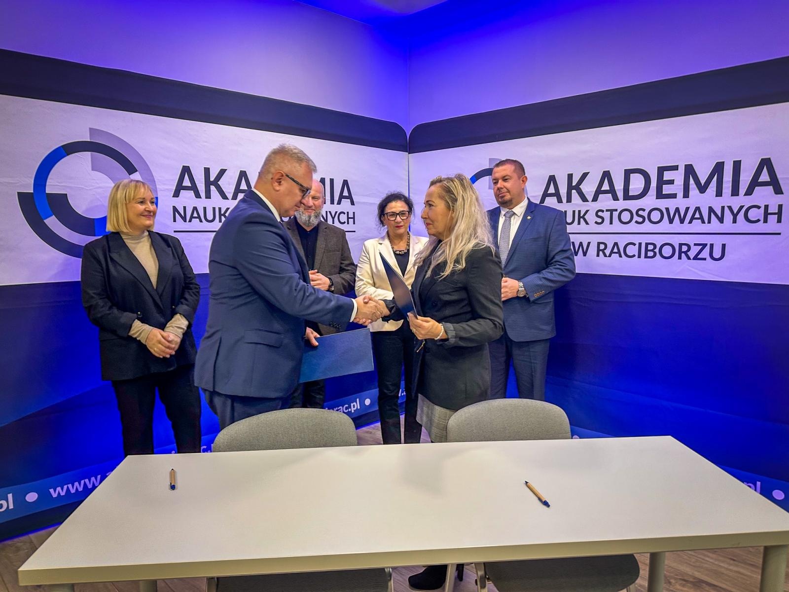 Zdjęcie w galerii na portalu naszwodzislaw.com: Zawiązano współpracę Akademii Nauk Stosowanych z Zamkiem Piastowskim wiadomości z regionu