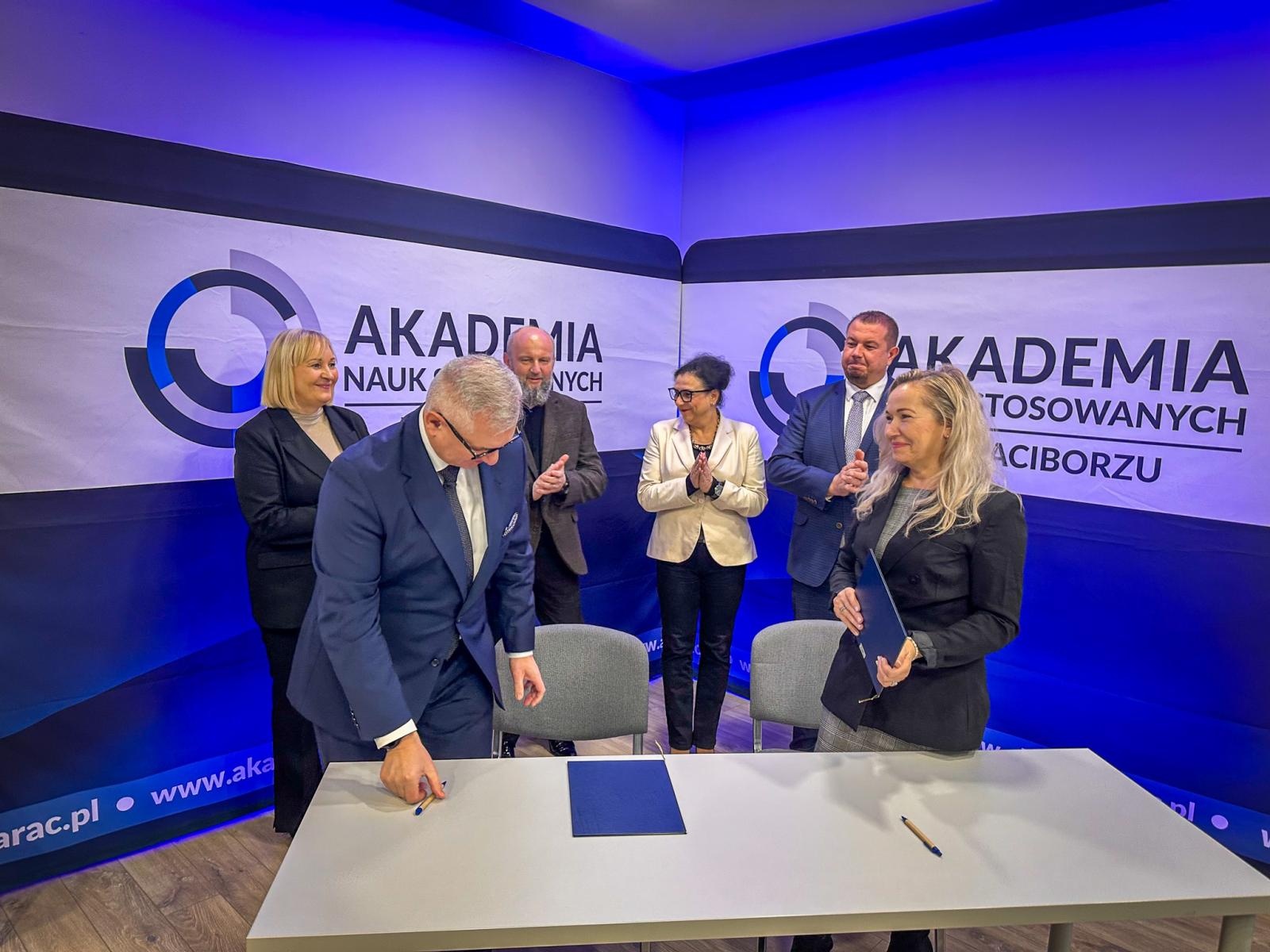 Zdjęcie w galerii na portalu naszwodzislaw.com: Zawiązano współpracę Akademii Nauk Stosowanych z Zamkiem Piastowskim wiadomości z regionu