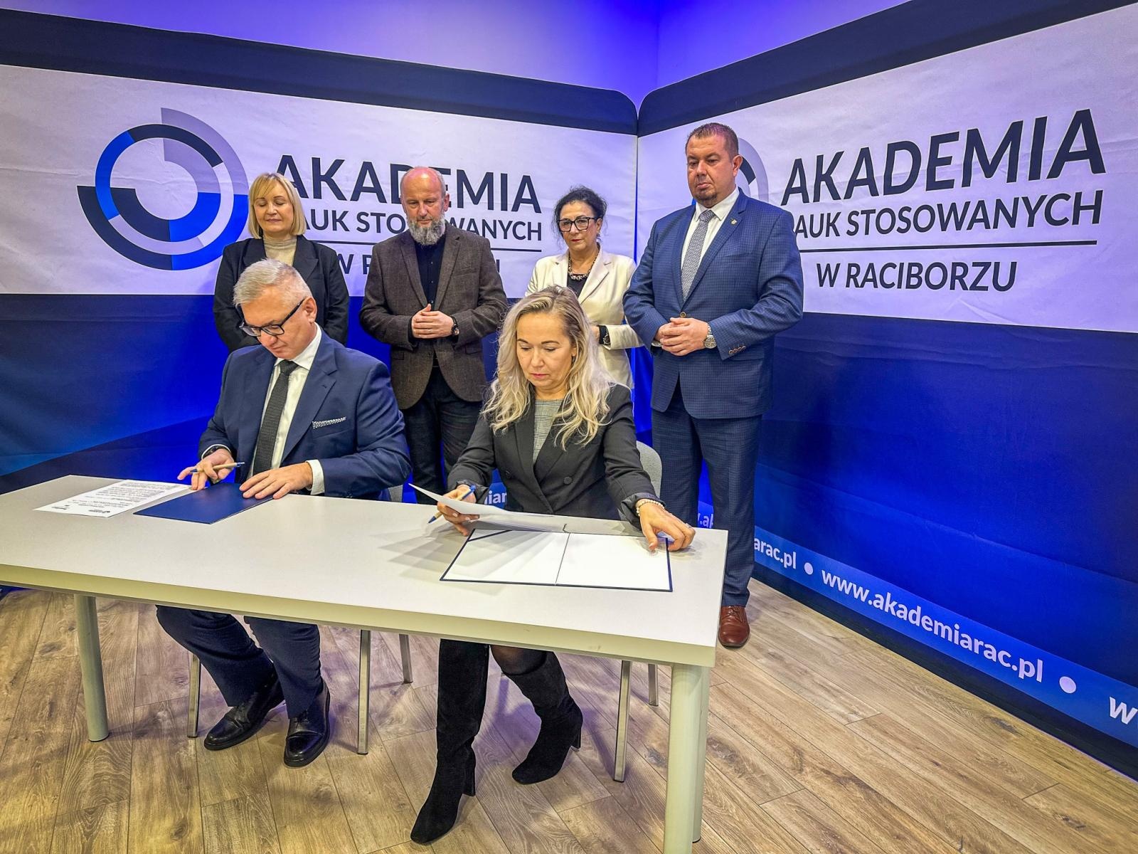 Zdjęcie w galerii na portalu naszwodzislaw.com: Zawiązano współpracę Akademii Nauk Stosowanych z Zamkiem Piastowskim wiadomości z regionu