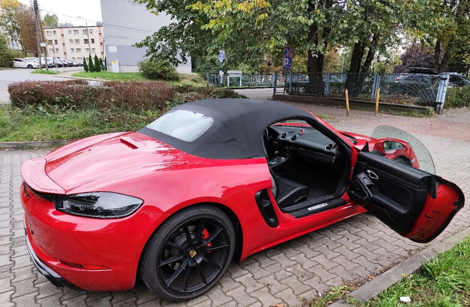 Zdjęcie w galerii na portalu naszwodzislaw.com: Wysyp okazji w Urzędzie Skarbowym w Będzinie. Porsche, Harley, quad i nieruchomość wiadomości z regionu