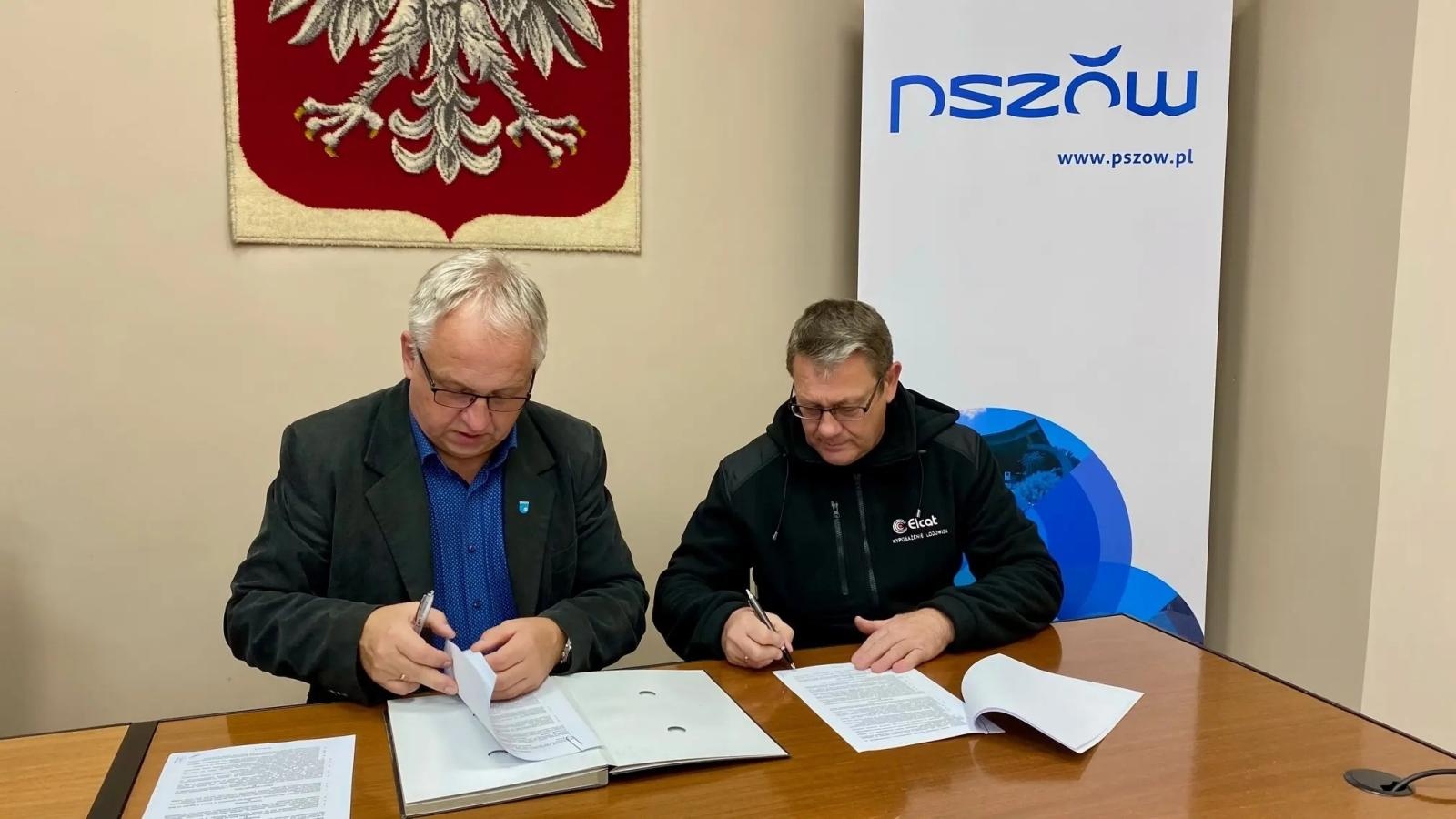 Zdjęcie w galerii na portalu naszwodzislaw.com: Nowe płyty na bandy lodowiska w Pszowie wiadomości z regionu