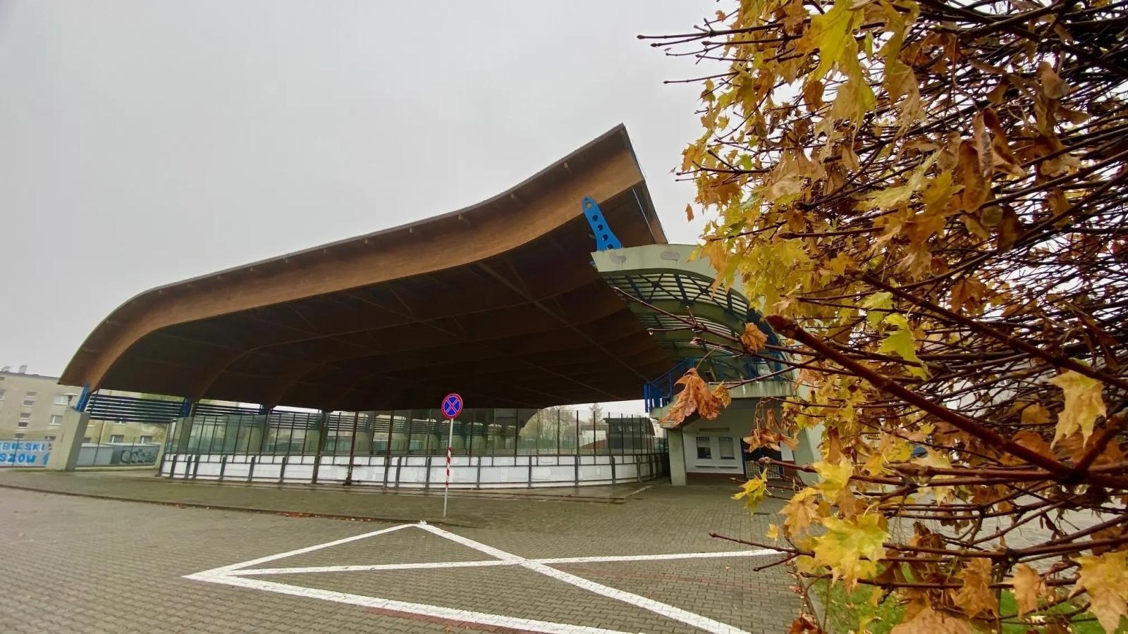 Zdjęcie w galerii na portalu naszwodzislaw.com: Nowe płyty na bandy lodowiska w Pszowie wiadomości z regionu