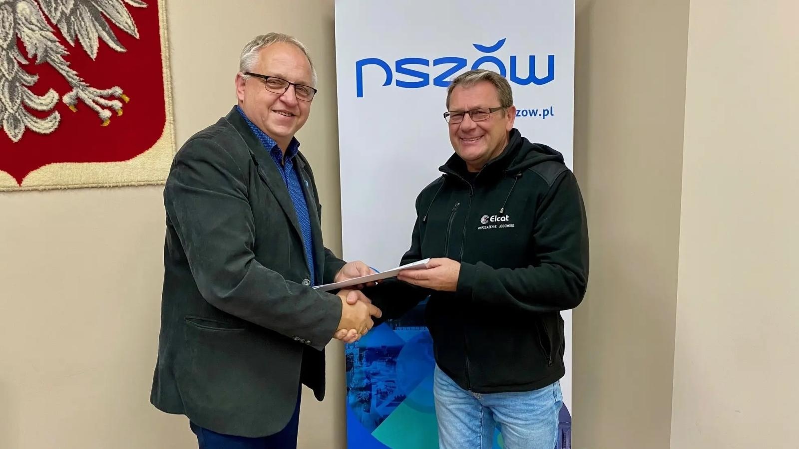 Zdjęcie w galerii na portalu naszwodzislaw.com: Nowe płyty na bandy lodowiska w Pszowie wiadomości z regionu