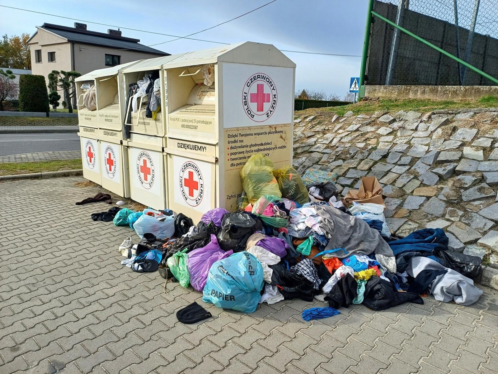 Zdjęcie w galerii na portalu naszwodzislaw.com: W gminie Godów ruszyły przedświąteczne porządki? Sodoma i Gomora przy pojemnikach na odzież wiadomości z regionu