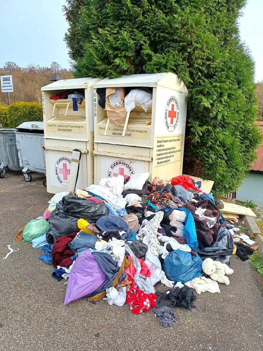 Zdjęcie w galerii na portalu naszwodzislaw.com: W gminie Godów ruszyły przedświąteczne porządki? Sodoma i Gomora przy pojemnikach na odzież wiadomości z regionu