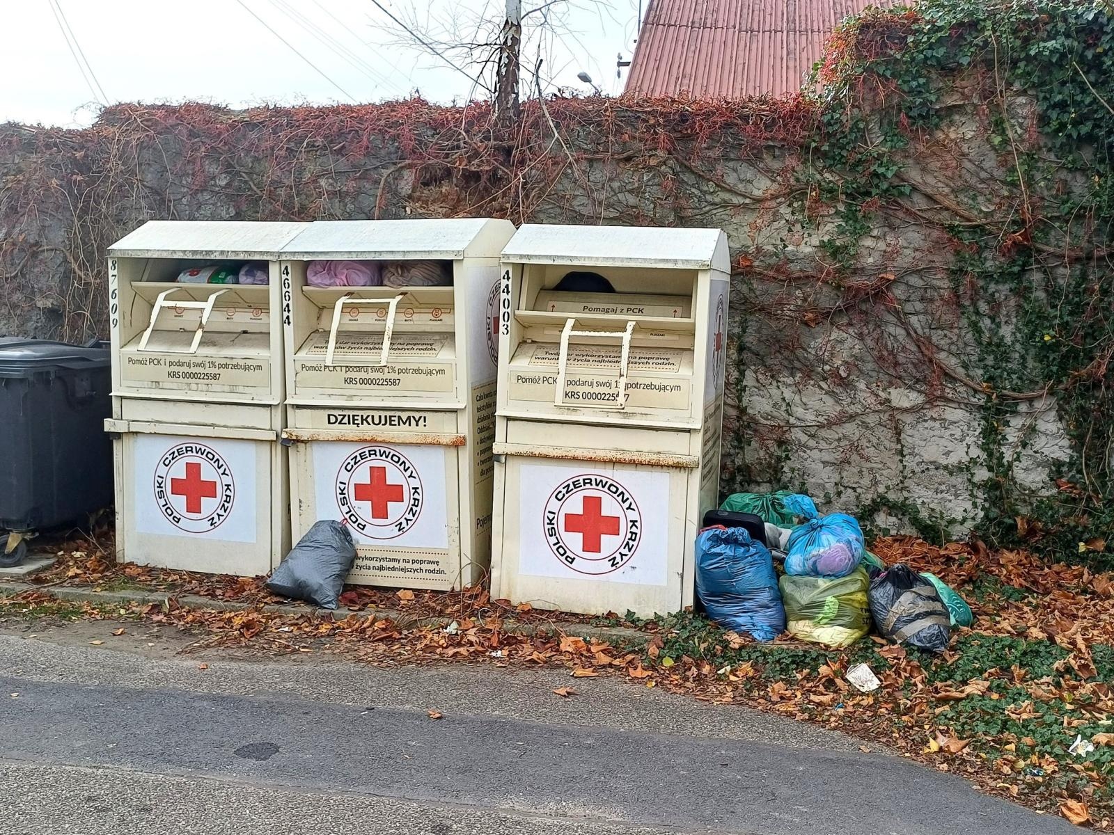 Zdjęcie w galerii na portalu naszwodzislaw.com: W gminie Godów ruszyły przedświąteczne porządki? Sodoma i Gomora przy pojemnikach na odzież wiadomości z regionu