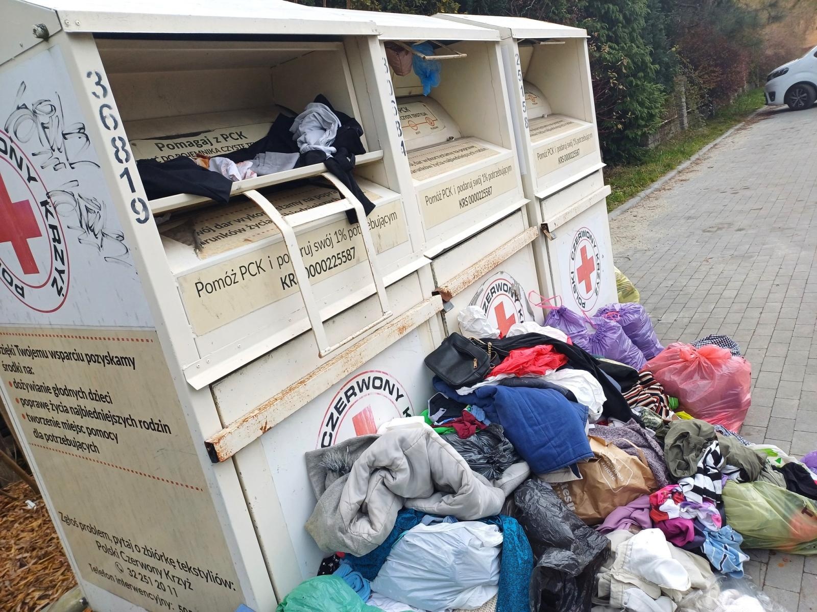 Zdjęcie w galerii na portalu naszwodzislaw.com: W gminie Godów ruszyły przedświąteczne porządki? Sodoma i Gomora przy pojemnikach na odzież wiadomości z regionu