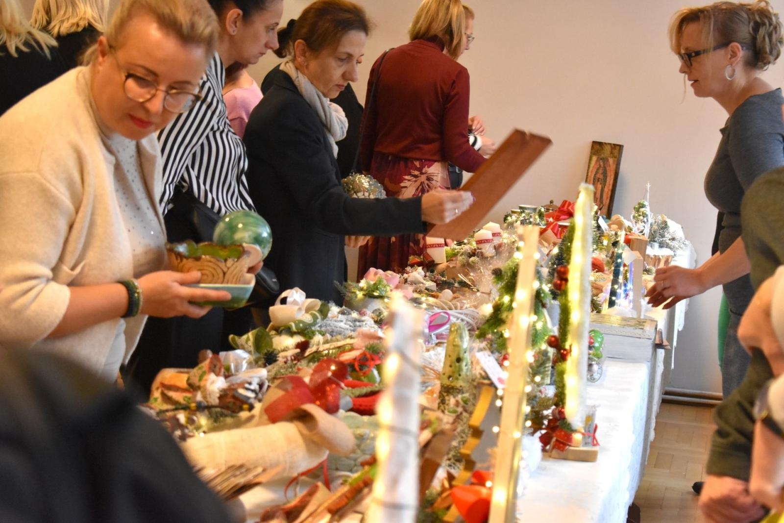 Zdjęcie w galerii na portalu naszwodzislaw.com: Jak skutecznie pomagać? Systemowe wsparcie osób z niepełnosprawnościami. Konferencja w Połomi wiadomości z regionu