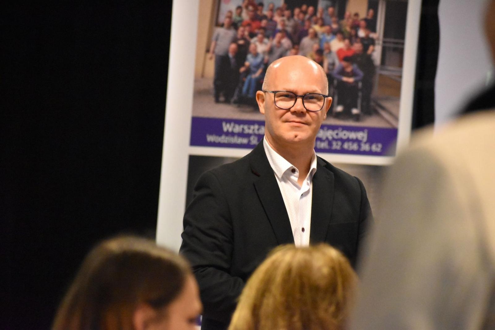 Zdjęcie w galerii na portalu naszwodzislaw.com: Jak skutecznie pomagać? Systemowe wsparcie osób z niepełnosprawnościami. Konferencja w Połomi wiadomości z regionu