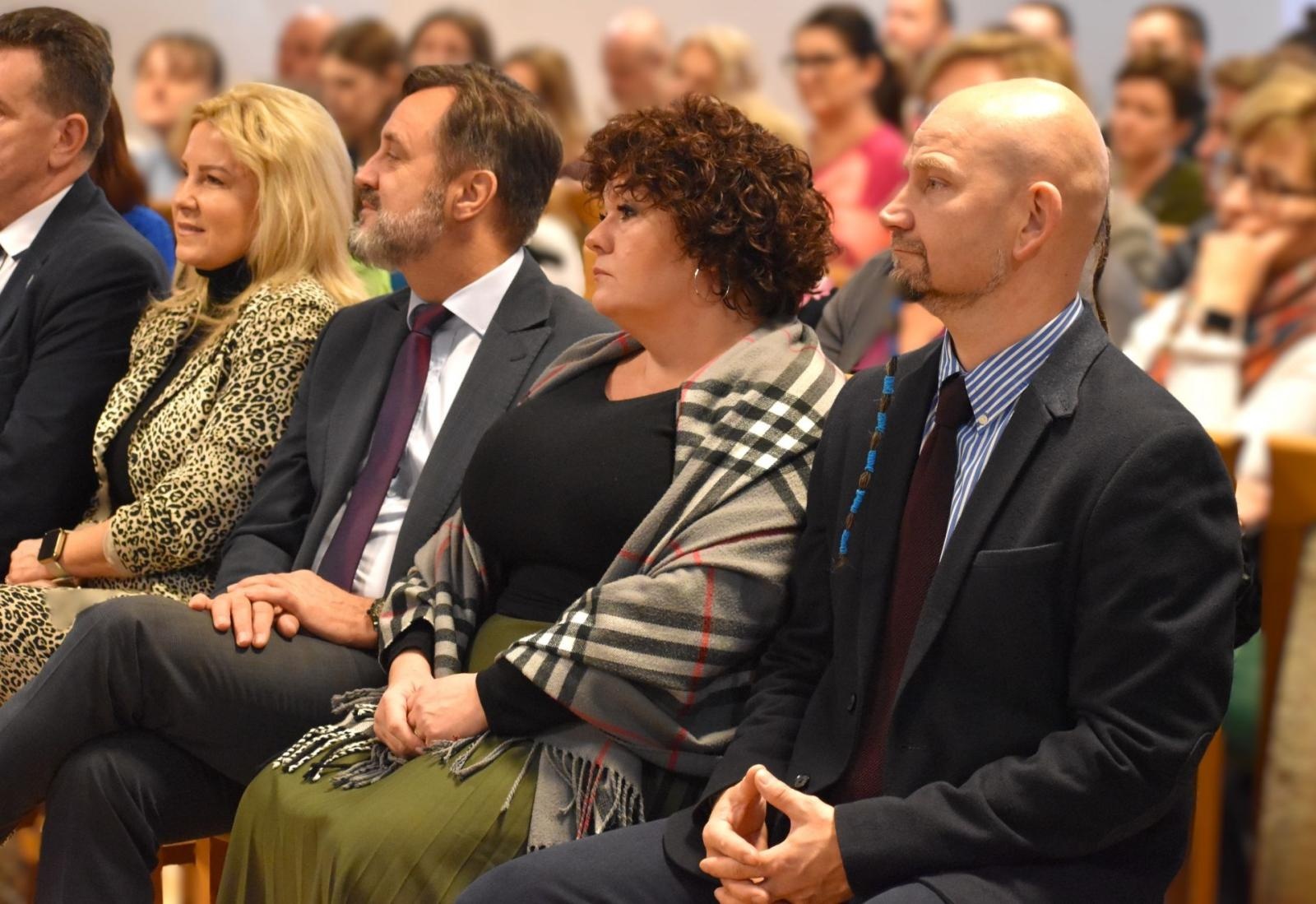 Zdjęcie w galerii na portalu naszwodzislaw.com: Jak skutecznie pomagać? Systemowe wsparcie osób z niepełnosprawnościami. Konferencja w Połomi wiadomości z regionu