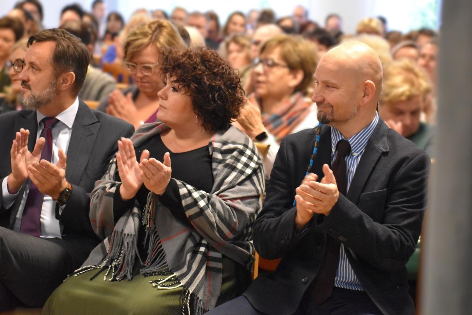 Zdjęcie w galerii na portalu naszwodzislaw.com: Jak skutecznie pomagać? Systemowe wsparcie osób z niepełnosprawnościami. Konferencja w Połomi wiadomości z regionu