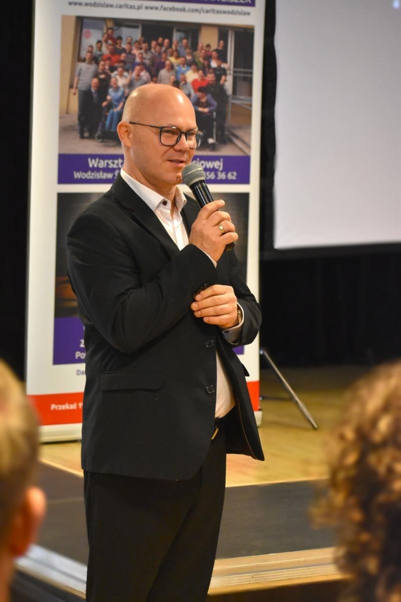 Zdjęcie w galerii na portalu naszwodzislaw.com: Jak skutecznie pomagać? Systemowe wsparcie osób z niepełnosprawnościami. Konferencja w Połomi wiadomości z regionu