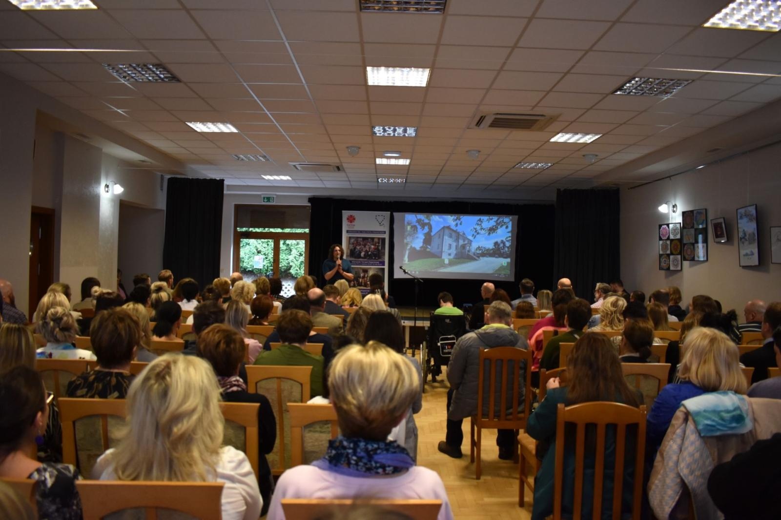 Zdjęcie w galerii na portalu naszwodzislaw.com: Jak skutecznie pomagać? Systemowe wsparcie osób z niepełnosprawnościami. Konferencja w Połomi wiadomości z regionu