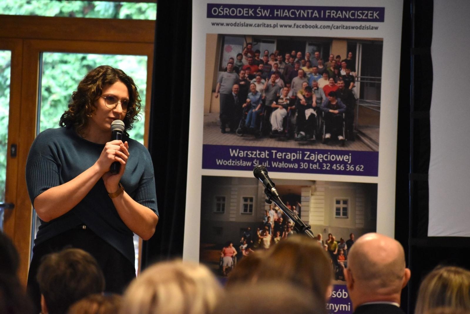 Zdjęcie w galerii na portalu naszwodzislaw.com: Jak skutecznie pomagać? Systemowe wsparcie osób z niepełnosprawnościami. Konferencja w Połomi wiadomości z regionu