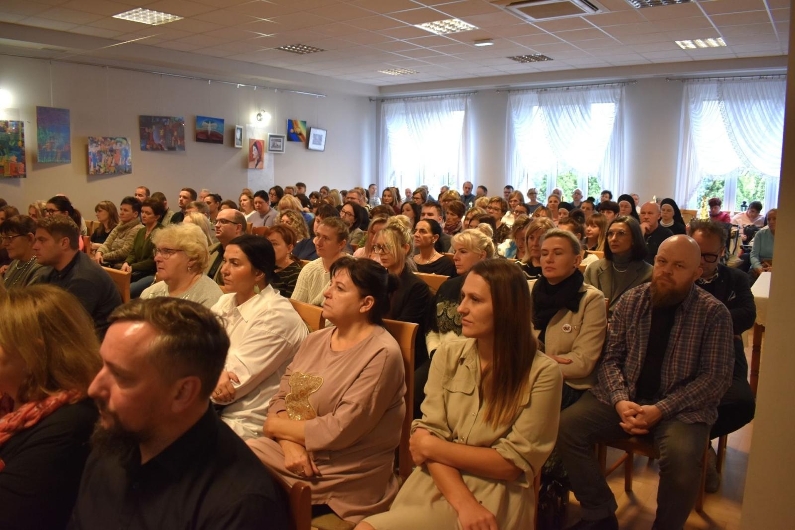 Zdjęcie w galerii na portalu naszwodzislaw.com: Jak skutecznie pomagać? Systemowe wsparcie osób z niepełnosprawnościami. Konferencja w Połomi wiadomości z regionu